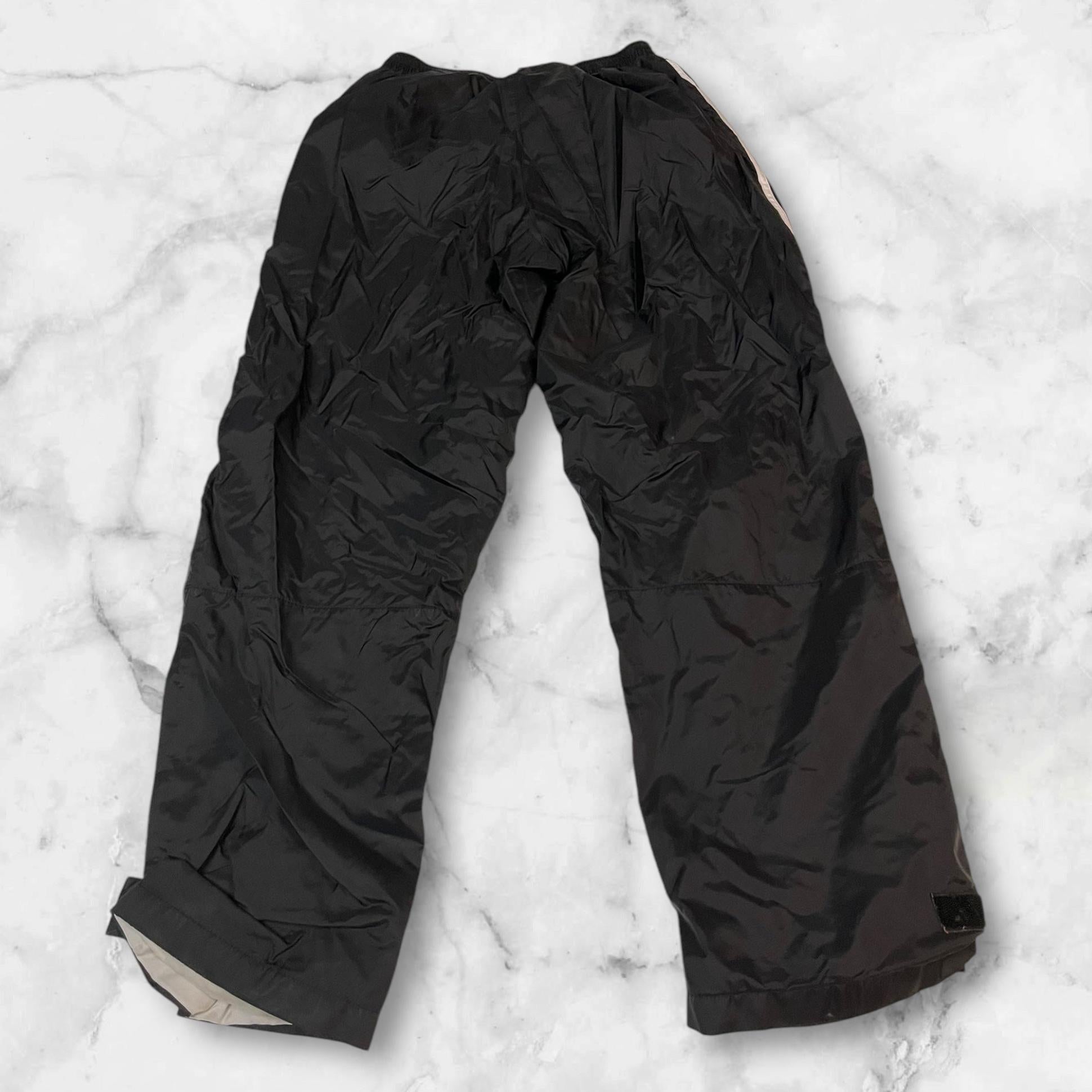 Entdecke unsere Vintage Track Pants von Nike und anderen Marken, erhältlich bei Valuxery.de - Dein Shop für trendige Vintage - Kleidung. Unsere Track Pants sind aus hochwertigen Materialien und
