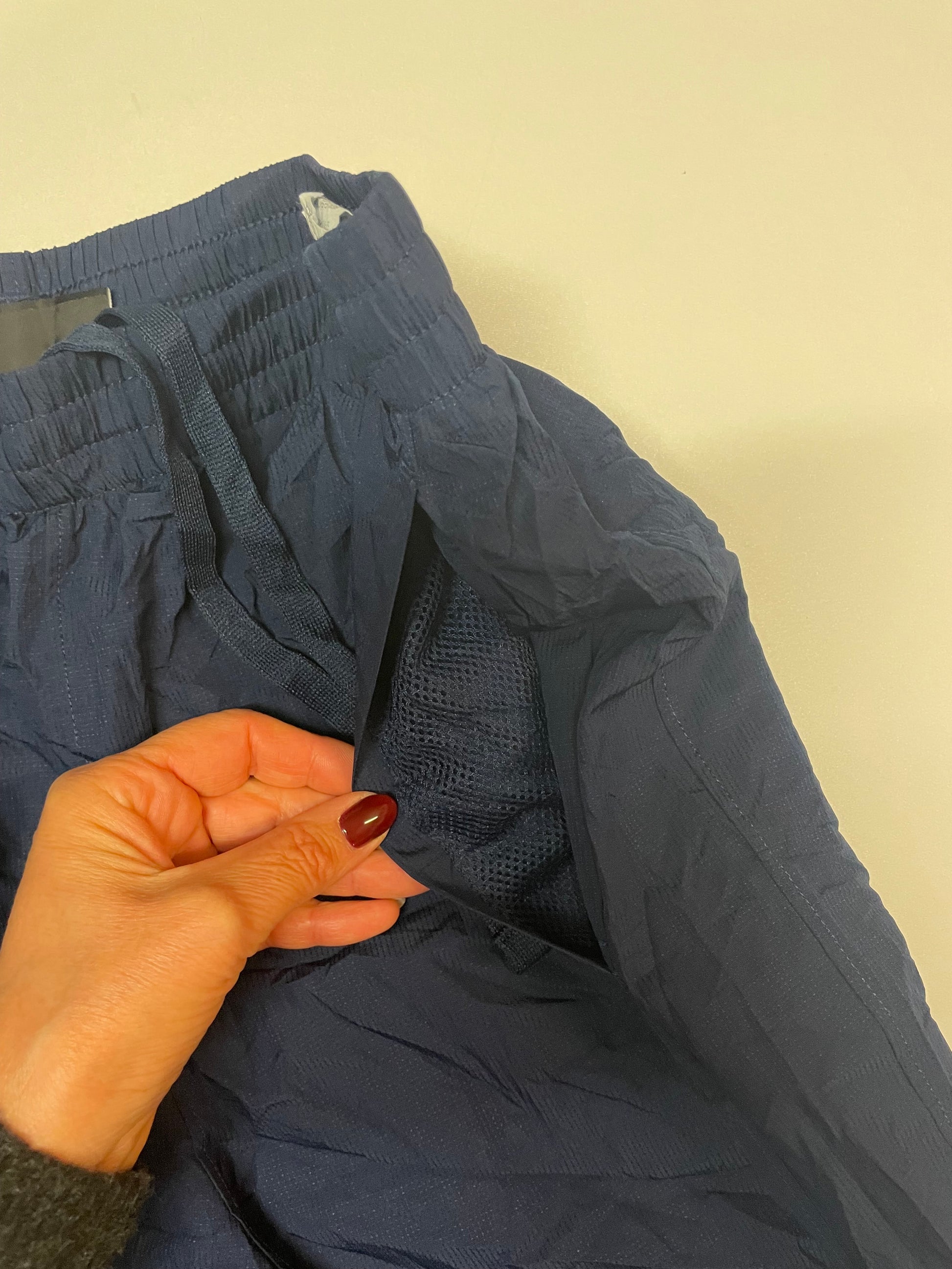 Entdecke unsere Vintage Track Pants von Nike und anderen Marken, erhältlich bei Valuxery.de - Dein Shop für trendige Vintage - Kleidung. Unsere Track Pants sind aus hochwertigen Materialien und