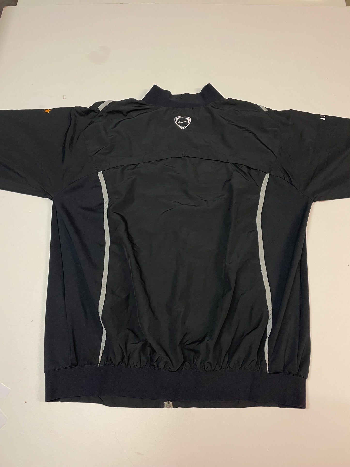 Entdecke unsere Vintage Track Pants von Nike und anderen Marken, erhältlich bei Valuxery.de - Dein Shop für trendige Vintage - Kleidung. Unsere Track Pants sind aus hochwertigen Materialien und