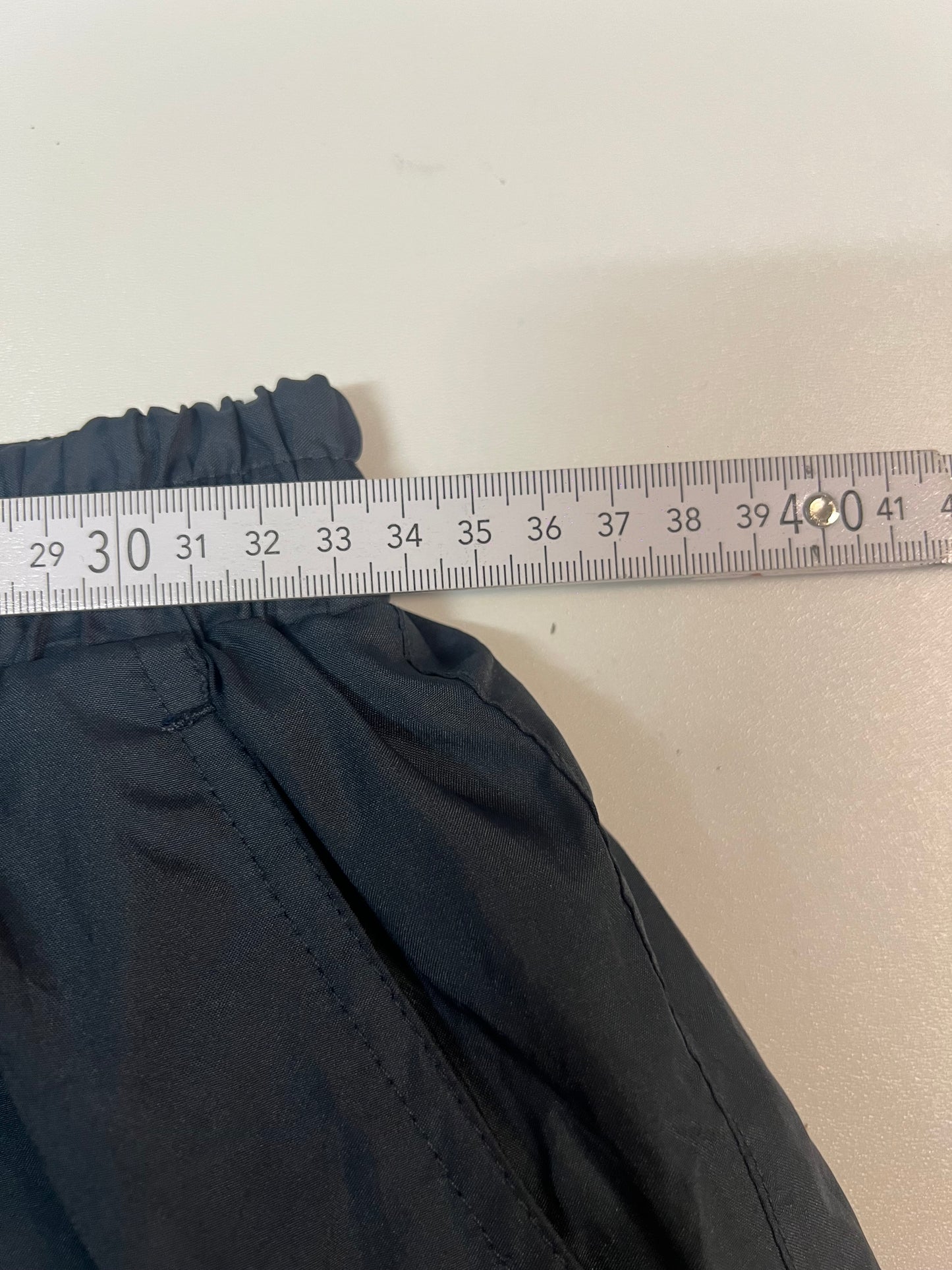 Entdecke unsere Vintage Track Pants von Nike und anderen Marken, erhältlich bei Valuxery.de - Dein Shop für trendige Vintage - Kleidung. Unsere Track Pants sind aus hochwertigen Materialien und