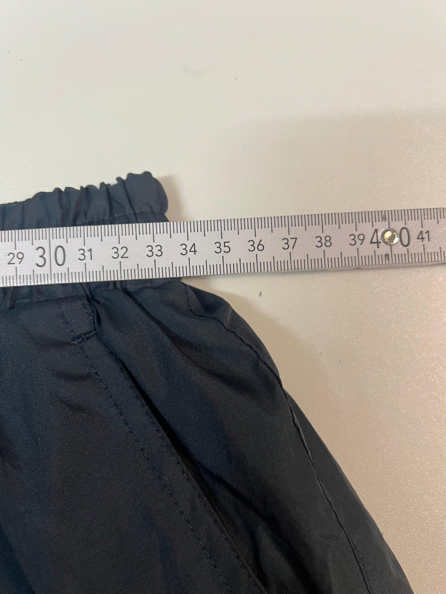 Entdecke unsere Vintage Track Pants von Nike und anderen Marken, erhältlich bei Valuxery.de - Dein Shop für trendige Vintage - Kleidung. Unsere Track Pants sind aus hochwertigen Materialien und