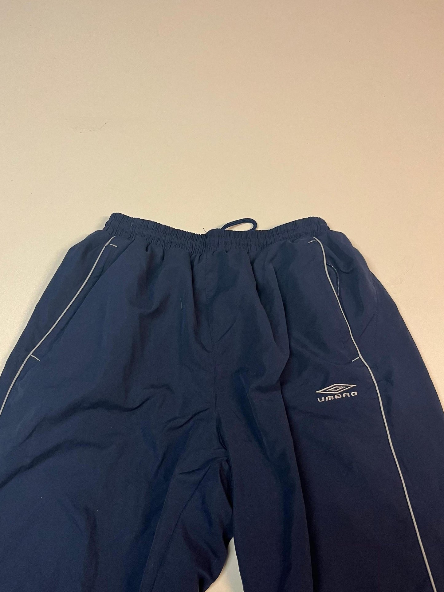 Entdecke unsere Vintage Track Pants von Nike und anderen Marken, erhältlich bei Valuxery.de - Dein Shop für trendige Vintage - Kleidung. Unsere Track Pants sind aus hochwertigen Materialien und