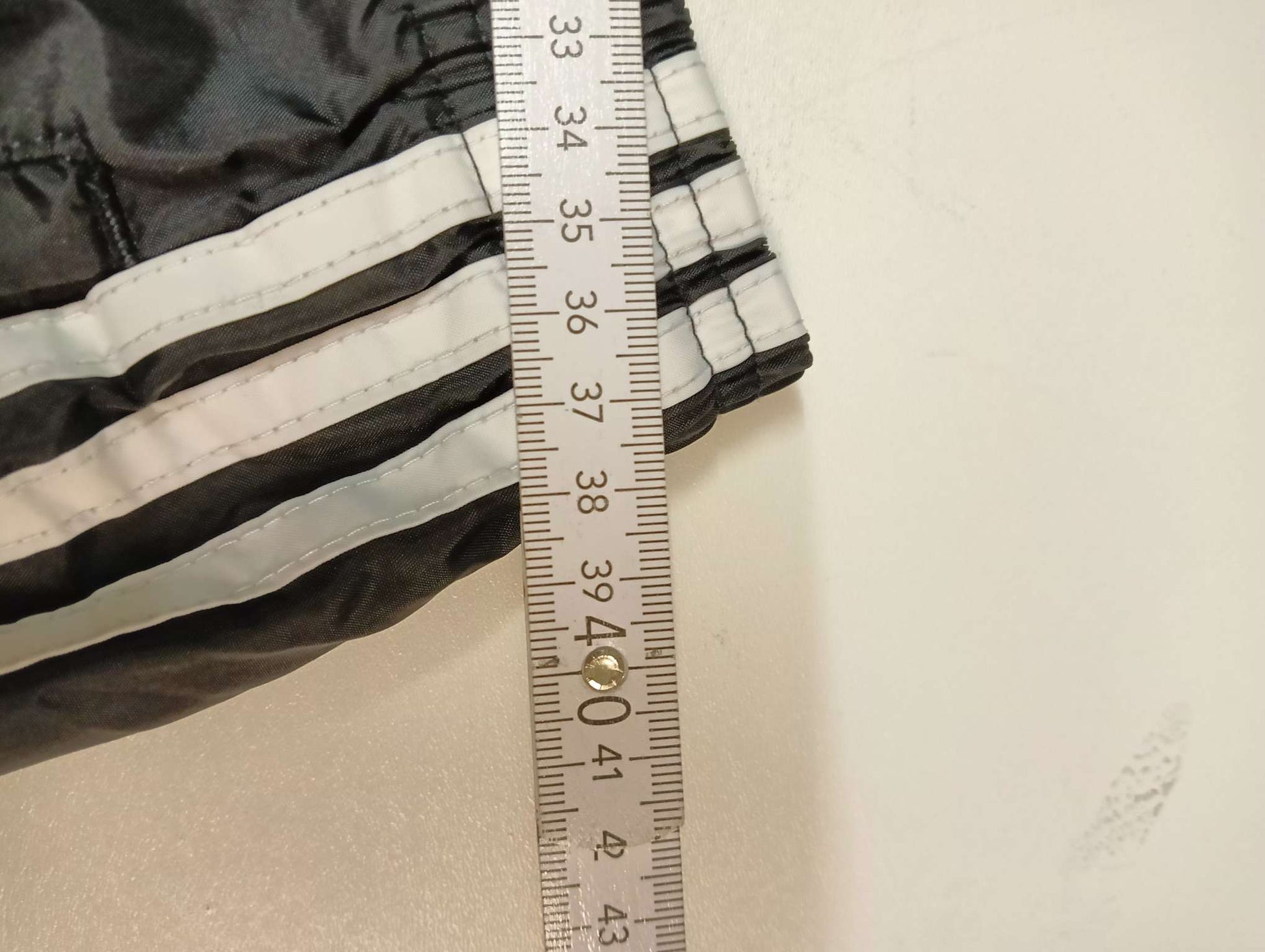 Entdecke unsere Vintage Track Pants von Nike und anderen Marken, erhältlich bei Valuxery.de - Dein Shop für trendige Vintage - Kleidung. Unsere Track Pants sind aus hochwertigen Materialien und