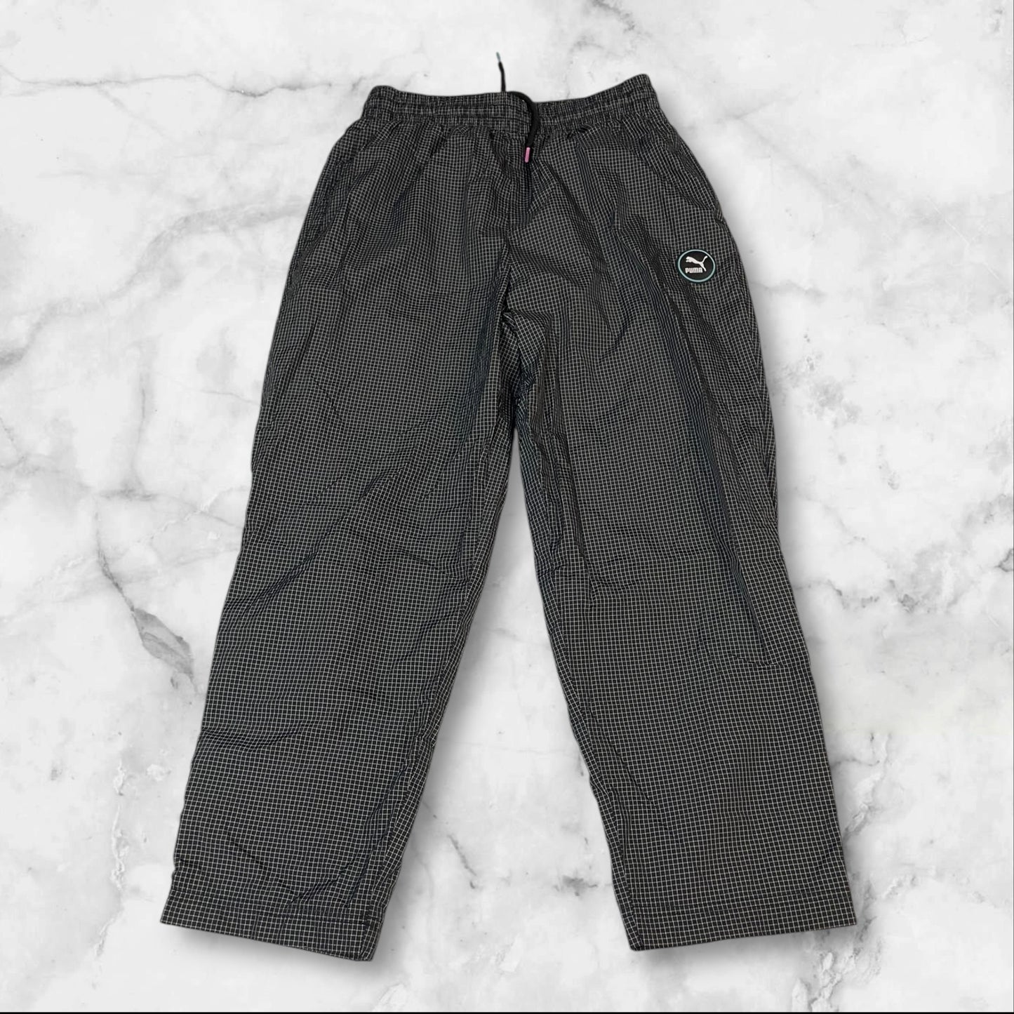 Entdecke unsere Vintage Track Pants von Nike und anderen Marken, erhältlich bei Valuxery.de - Dein Shop für trendige Vintage - Kleidung. Unsere Track Pants sind aus hochwertigen Materialien und