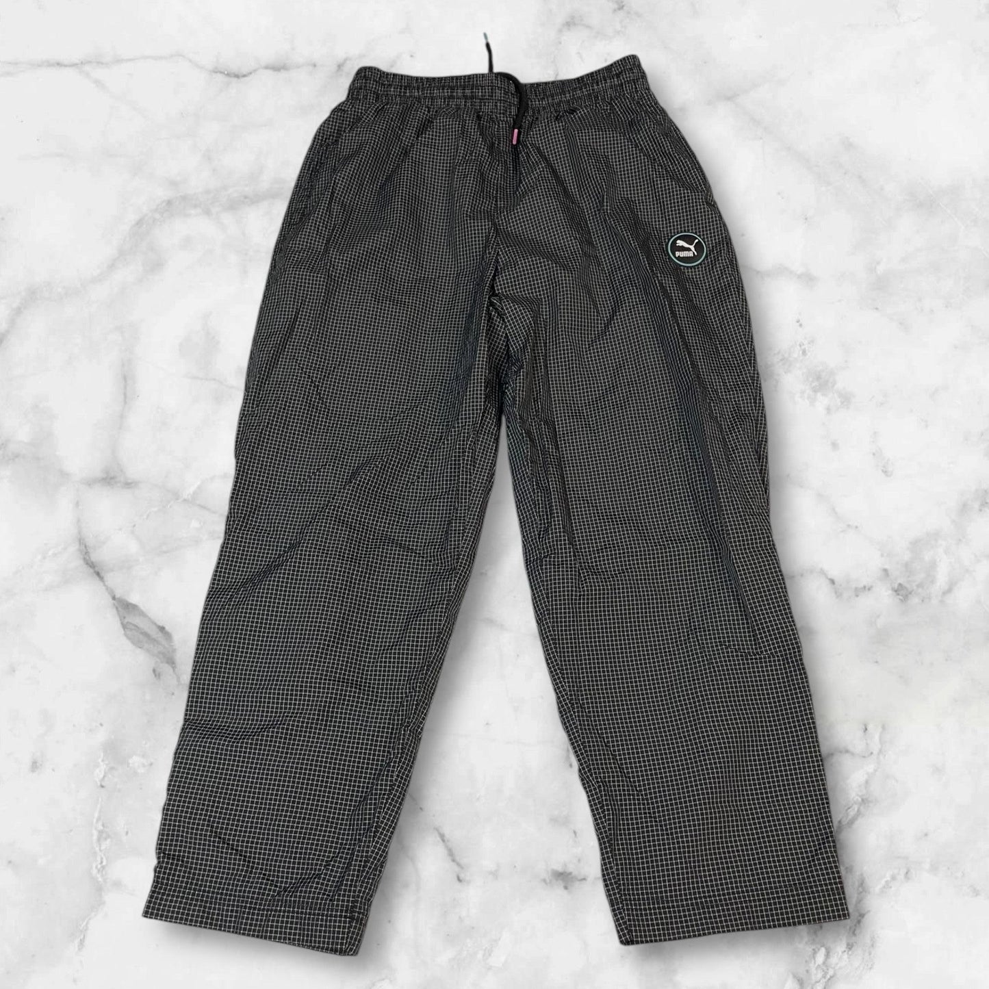 Entdecke unsere Vintage Track Pants von Nike und anderen Marken, erhältlich bei Valuxery.de - Dein Shop für trendige Vintage - Kleidung. Unsere Track Pants sind aus hochwertigen Materialien und