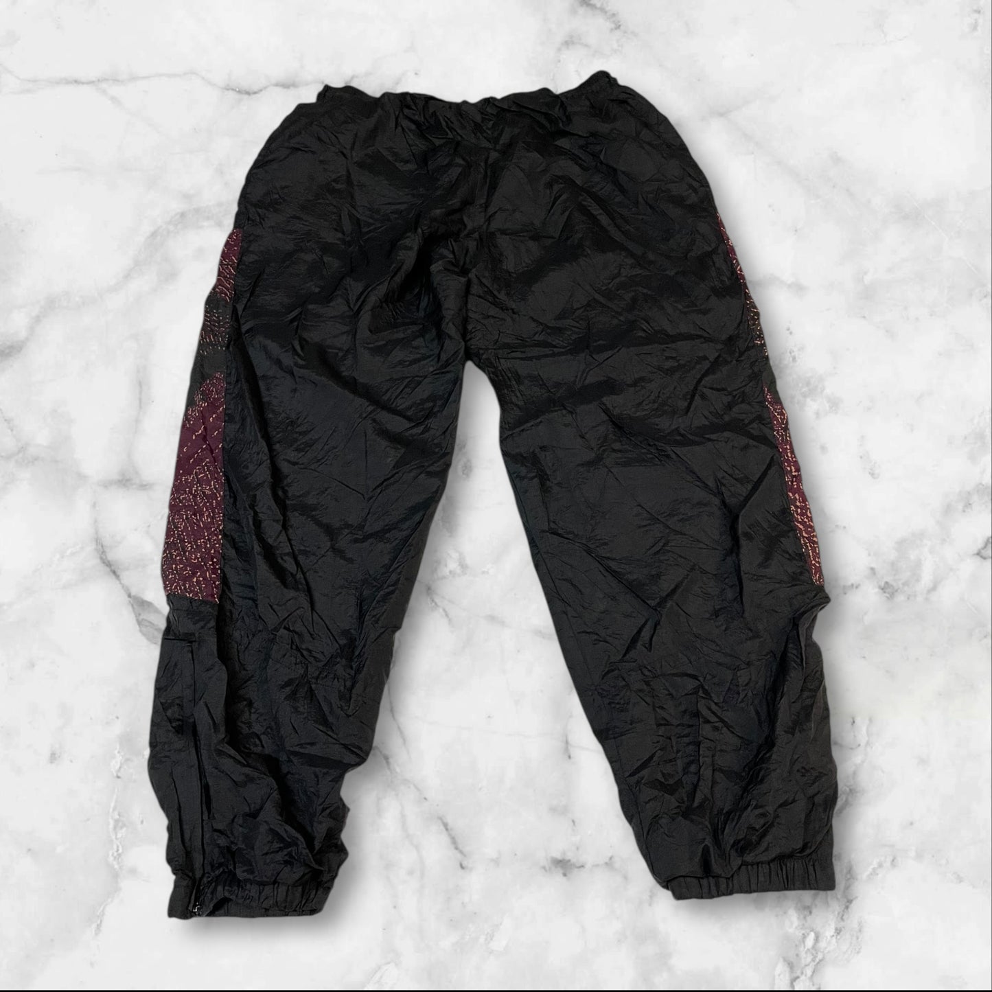 Entdecke unsere Vintage Track Pants von Nike und anderen Marken, erhältlich bei Valuxery.de - Dein Shop für trendige Vintage - Kleidung. Unsere Track Pants sind aus hochwertigen Materialien und