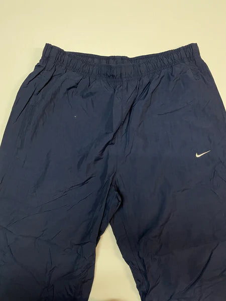 Entdecke unsere Vintage Track Pants von Nike und anderen Marken, erhältlich bei Valuxery.de - Dein Shop für trendige Vintage - Kleidung. Unsere Track Pants sind aus hochwertigen Materialien und