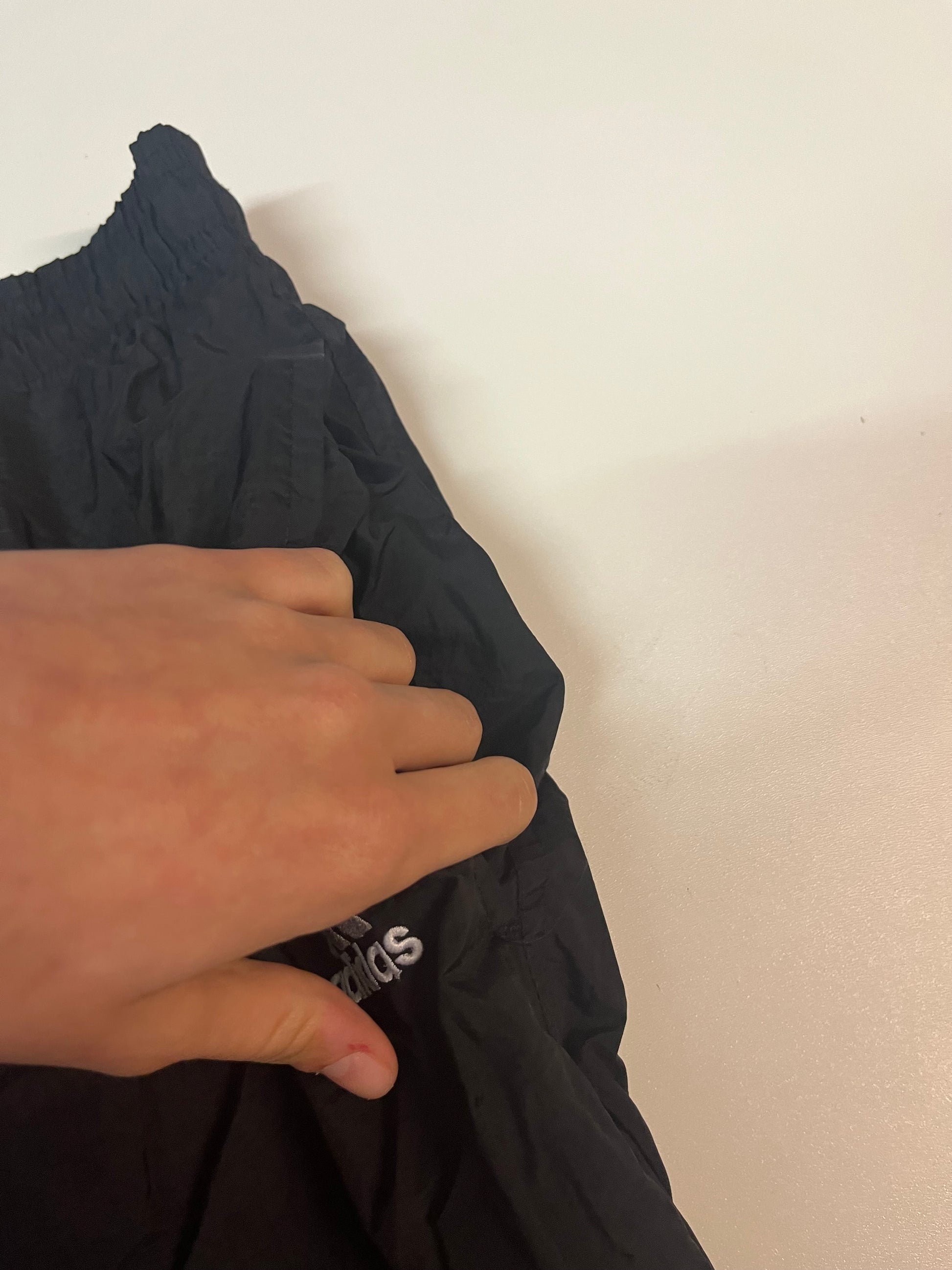 Entdecke unsere Vintage Track Pants von Nike und anderen Marken, erhältlich bei Valuxery.de - Dein Shop für trendige Vintage - Kleidung. Unsere Track Pants sind aus hochwertigen Materialien und