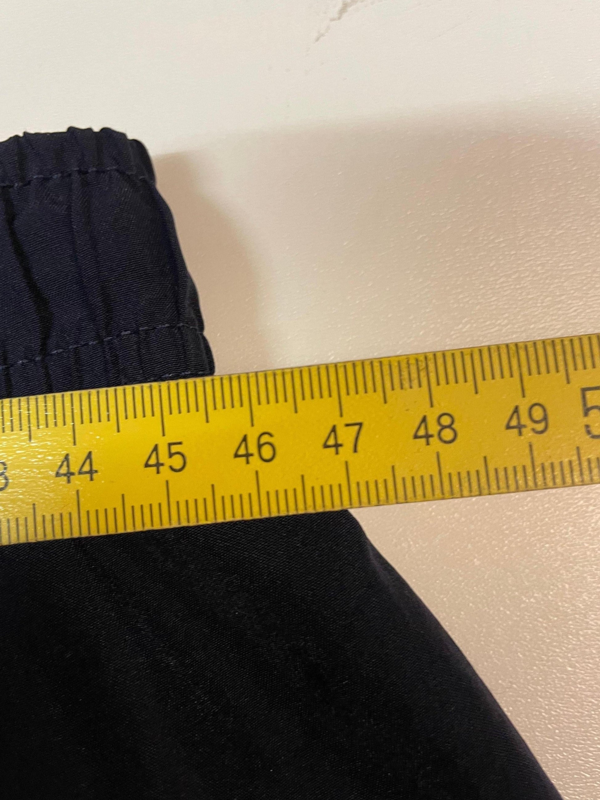 Entdecke unsere Vintage Track Pants von Nike und anderen Marken, erhältlich bei Valuxery.de - Dein Shop für trendige Vintage - Kleidung. Unsere Track Pants sind aus hochwertigen Materialien und