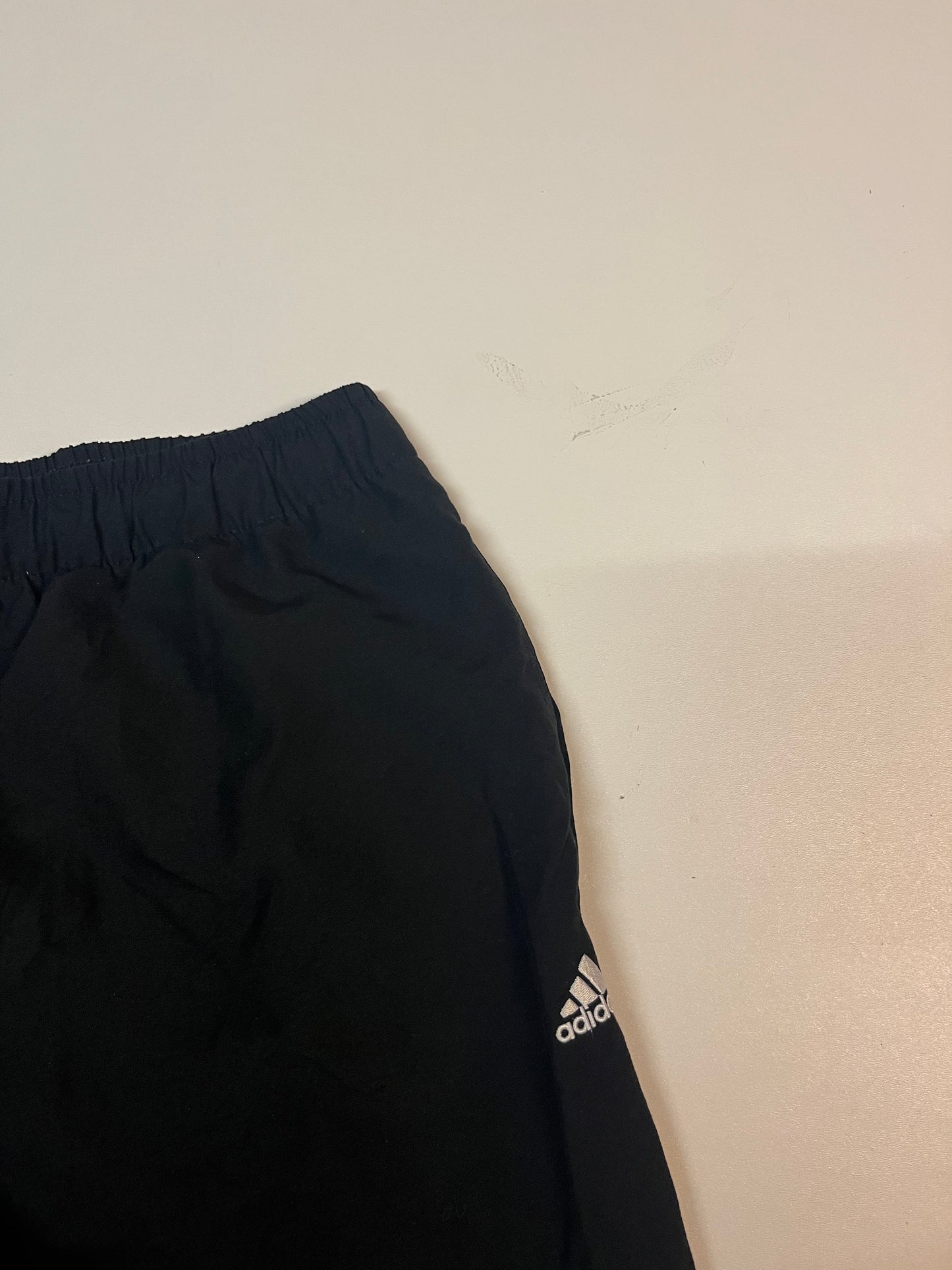 Entdecke unsere Vintage Track Pants von Nike und anderen Marken, erhältlich bei Valuxery.de - Dein Shop für trendige Vintage - Kleidung. Unsere Track Pants sind aus hochwertigen Materialien und