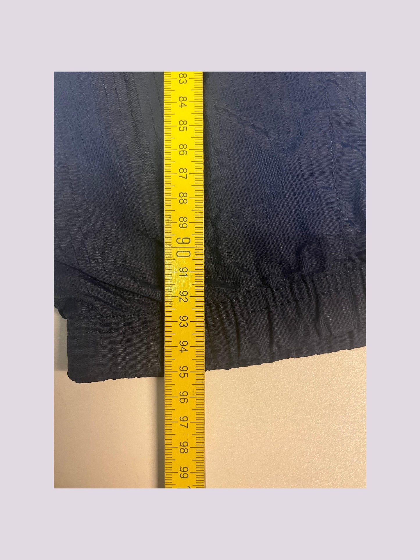 Entdecke unsere Vintage Track Pants von Nike und anderen Marken, erhältlich bei Valuxery.de - Dein Shop für trendige Vintage - Kleidung. Unsere Track Pants sind aus hochwertigen Materialien und