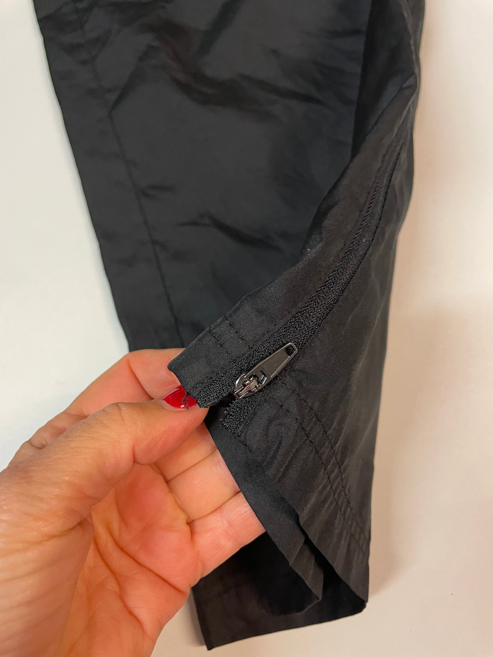 Entdecke unsere Vintage Track Pants von Nike und anderen Marken, erhältlich bei Valuxery.de - Dein Shop für trendige Vintage - Kleidung. Unsere Track Pants sind aus hochwertigen Materialien und