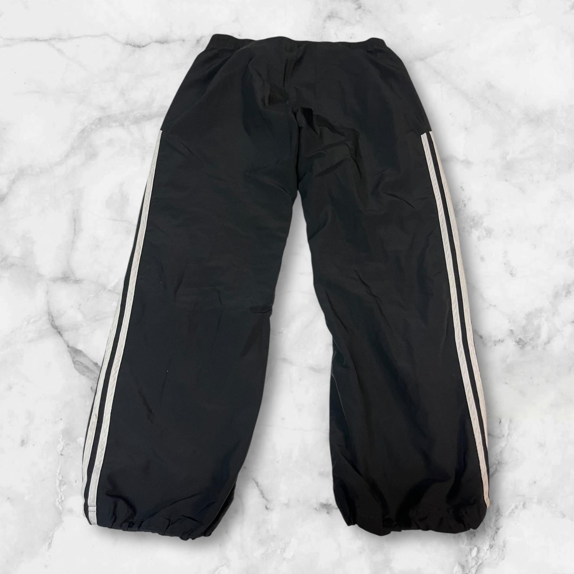 Entdecke unsere Vintage Track Pants von Nike und anderen Marken, erhältlich bei Valuxery.de - Dein Shop für trendige Vintage - Kleidung. Unsere Track Pants sind aus hochwertigen Materialien und