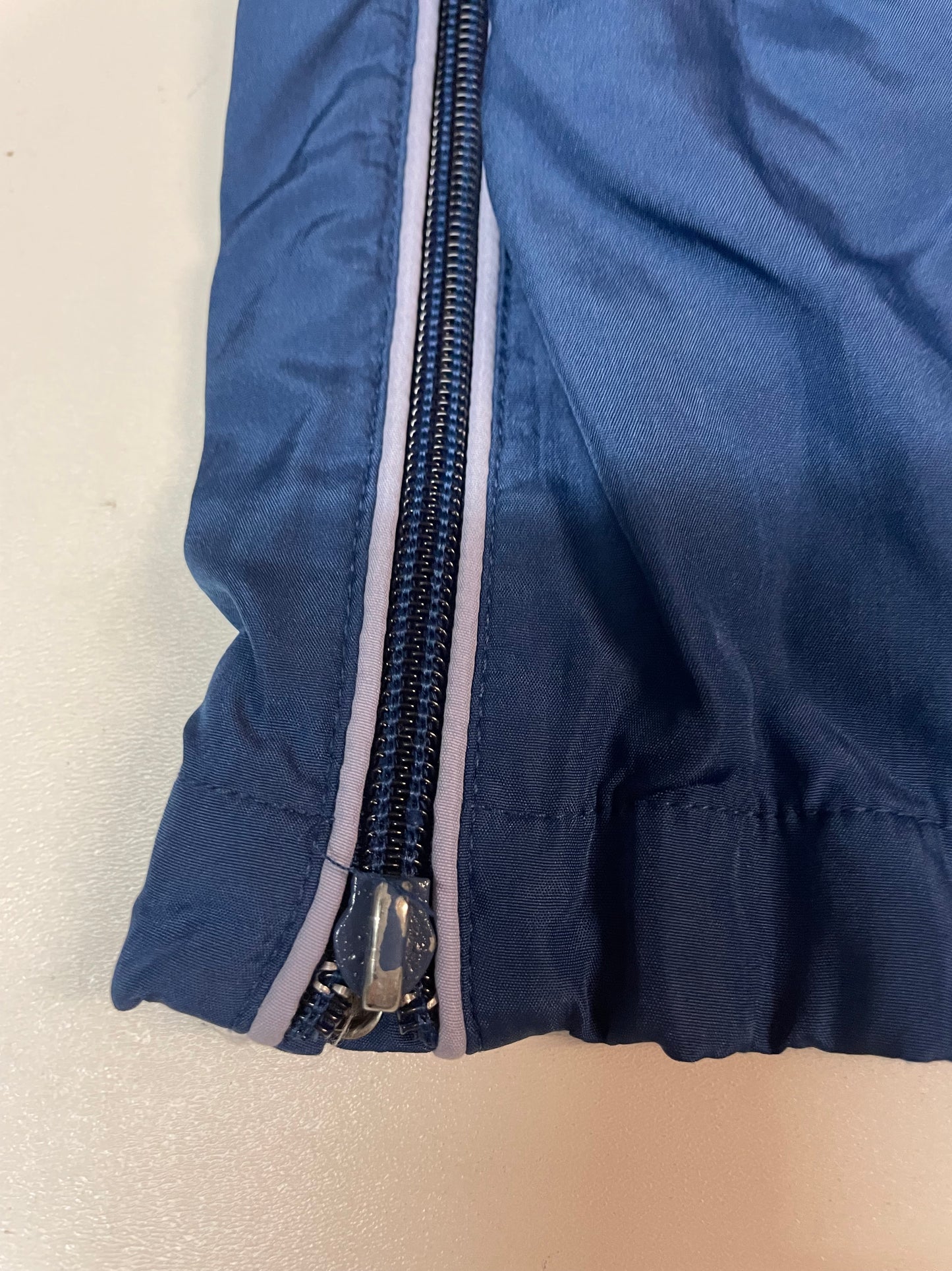 Entdecke unsere Vintage Track Pants von Nike und anderen Marken, erhältlich bei Valuxery.de - Dein Shop für trendige Vintage - Kleidung. Unsere Track Pants sind aus hochwertigen Materialien und