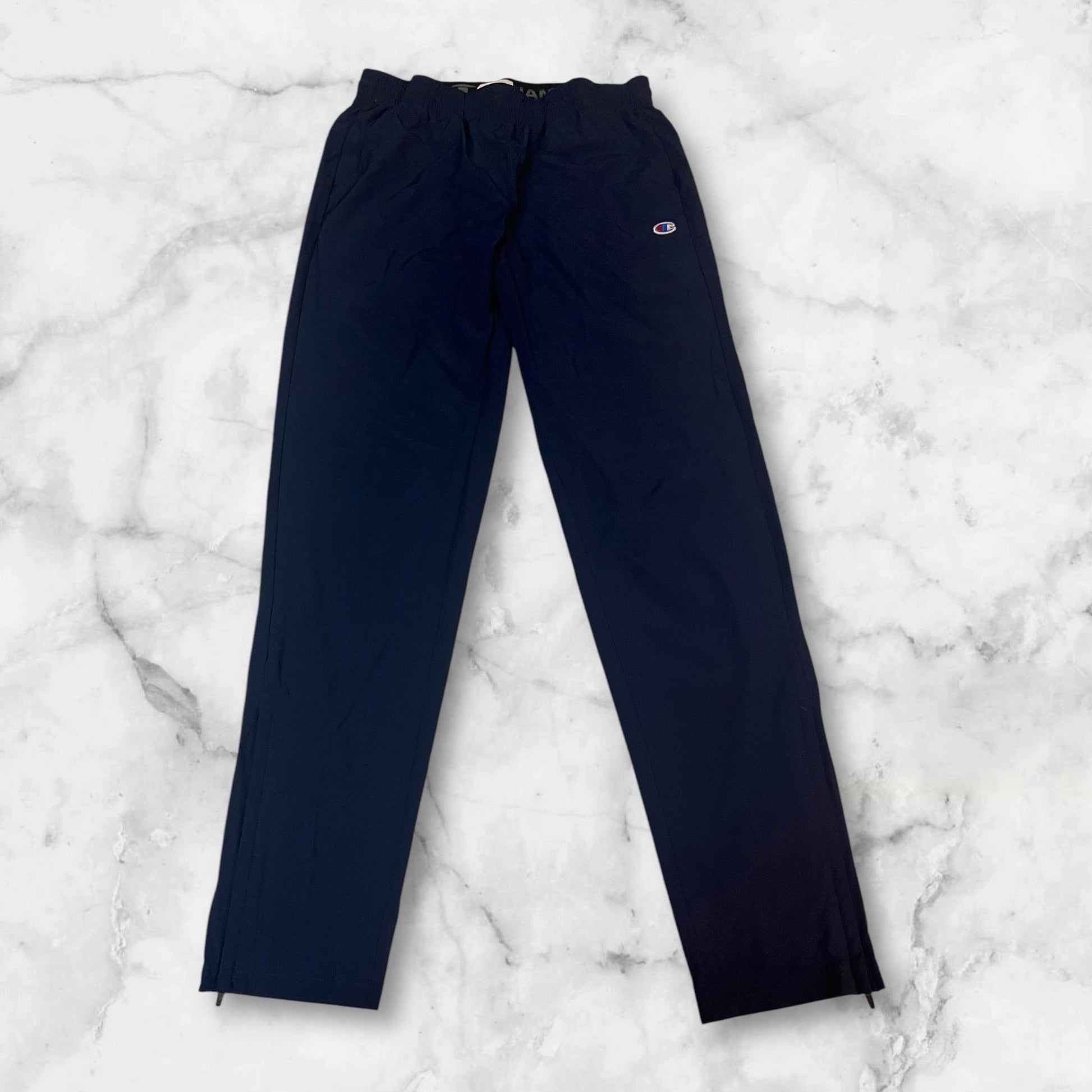 Entdecke unsere Vintage Track Pants von Nike und anderen Marken, erhältlich bei Valuxery.de - Dein Shop für trendige Vintage - Kleidung. Unsere Track Pants sind aus hochwertigen Materialien und