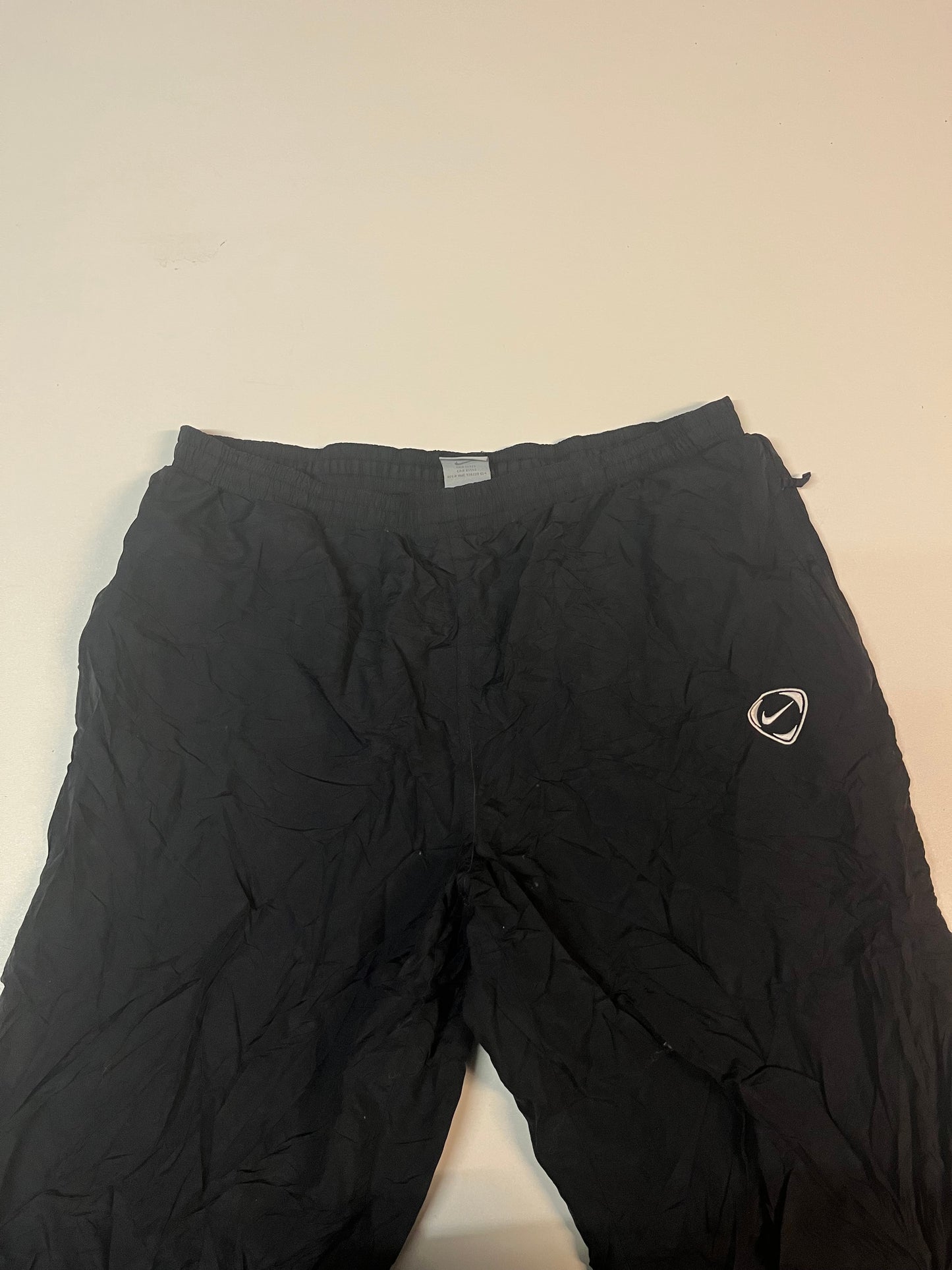 Entdecke unsere Vintage Track Pants von Nike und anderen Marken, erhältlich bei Valuxery.de - Dein Shop für trendige Vintage - Kleidung. Unsere Track Pants sind aus hochwertigen Materialien und