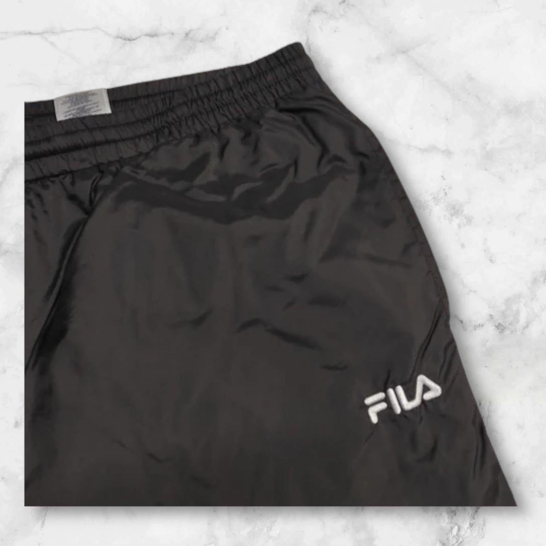 Entdecke unsere Vintage Track Pants von Nike und anderen Marken, erhältlich bei Valuxery.de - Dein Shop für trendige Vintage - Kleidung. Unsere Track Pants sind aus hochwertigen Materialien und