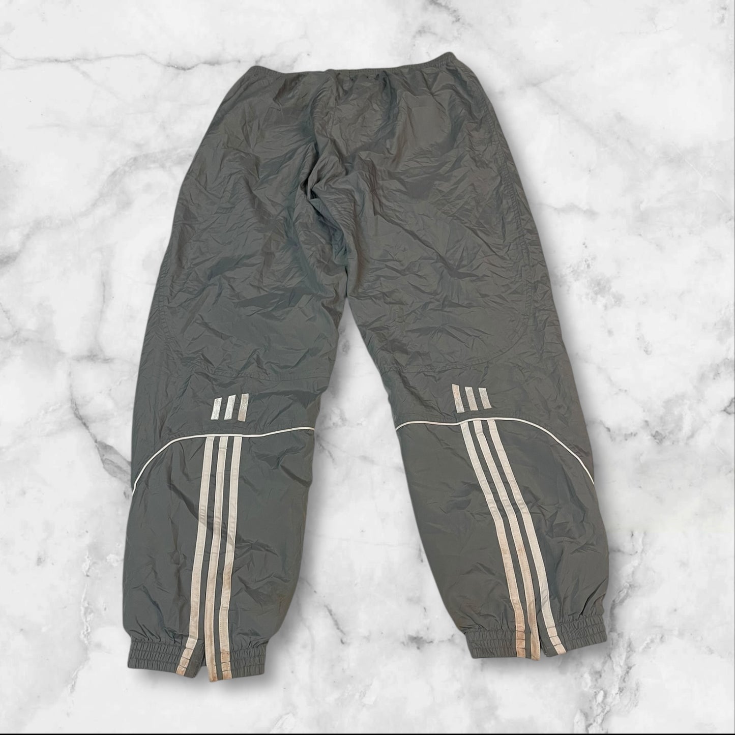 Entdecke unsere Vintage Track Pants von Nike und anderen Marken, erhältlich bei Valuxery.de - Dein Shop für trendige Vintage - Kleidung. Unsere Track Pants sind aus hochwertigen Materialien und