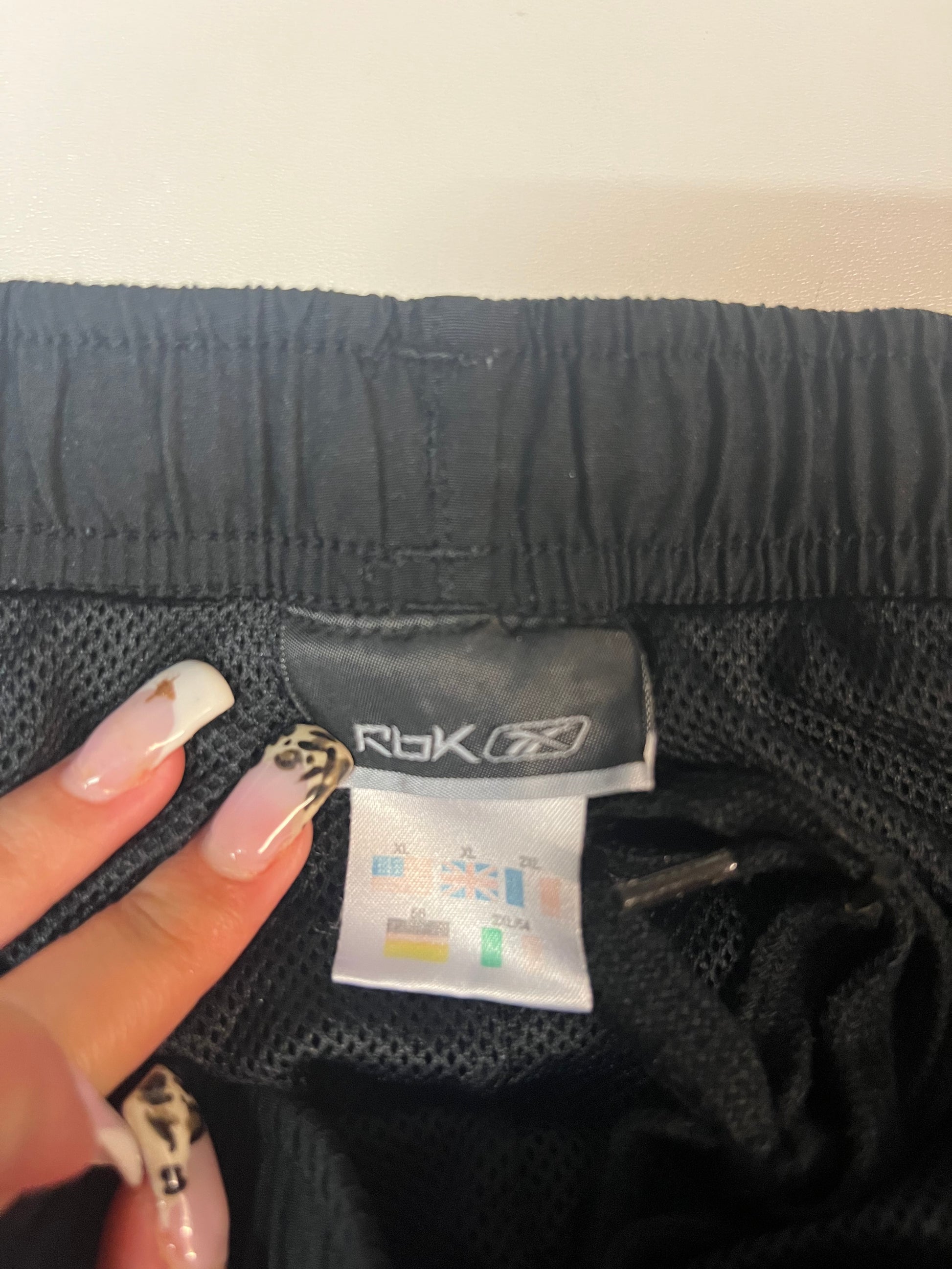 Entdecke unsere Vintage Track Pants von Nike und anderen Marken, erhältlich bei Valuxery.de - Dein Shop für trendige Vintage - Kleidung. Unsere Track Pants sind aus hochwertigen Materialien und