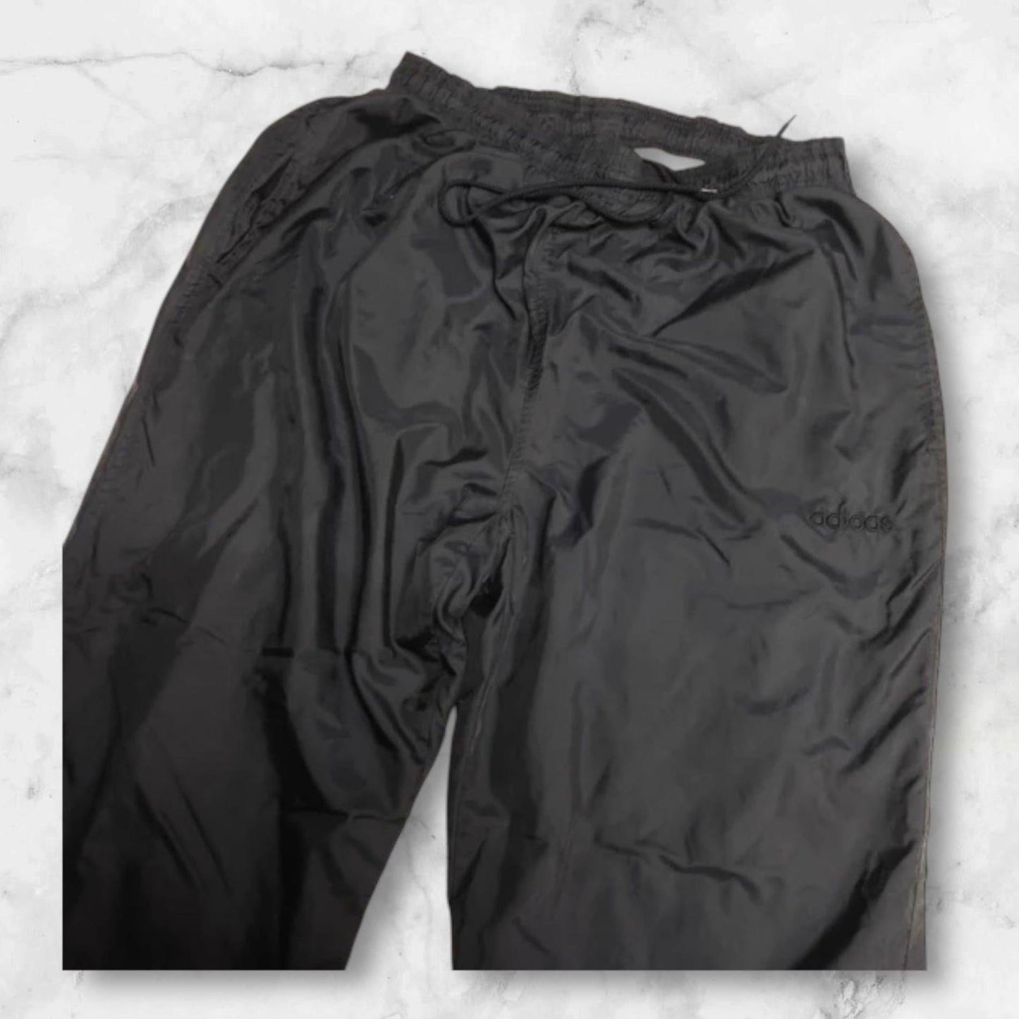 Entdecke unsere Vintage Track Pants von Nike und anderen Marken, erhältlich bei Valuxery.de - Dein Shop für trendige Vintage - Kleidung. Unsere Track Pants sind aus hochwertigen Materialien und