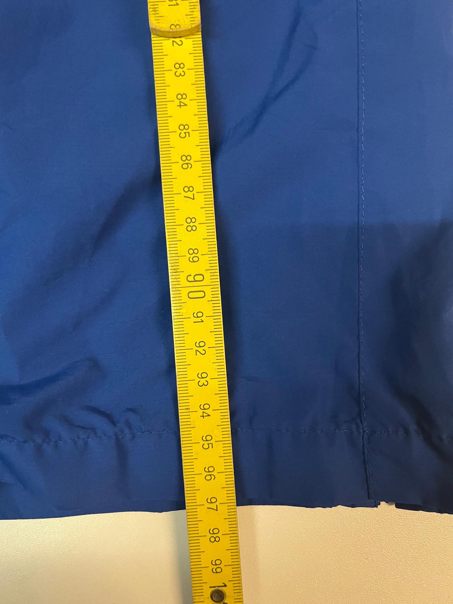 Entdecke unsere Vintage Track Pants von Nike und anderen Marken, erhältlich bei Valuxery.de - Dein Shop für trendige Vintage - Kleidung. Unsere Track Pants sind aus hochwertigen Materialien und