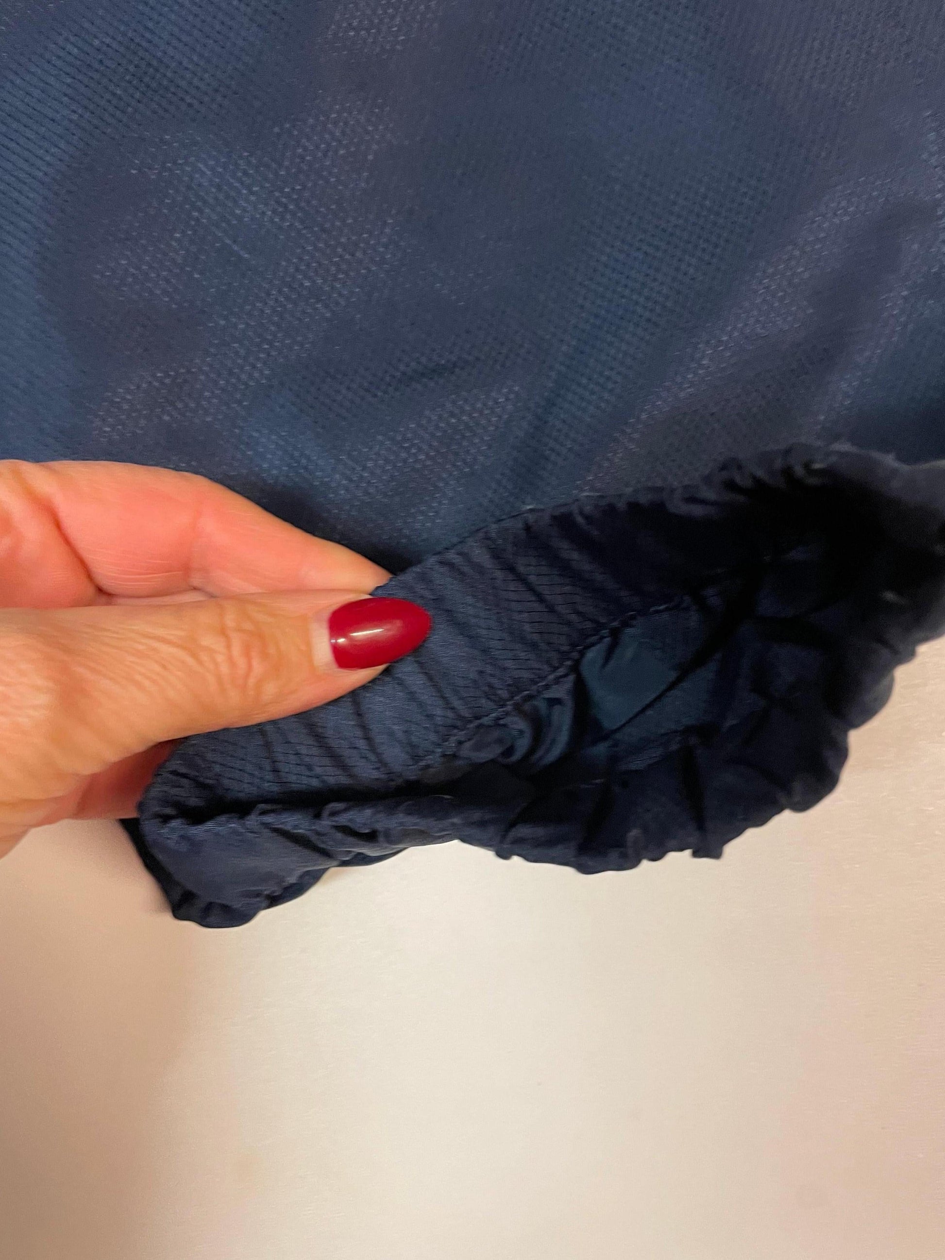 Entdecke unsere Vintage Track Pants von Nike und anderen Marken, erhältlich bei Valuxery.de - Dein Shop für trendige Vintage - Kleidung. Unsere Track Pants sind aus hochwertigen Materialien und