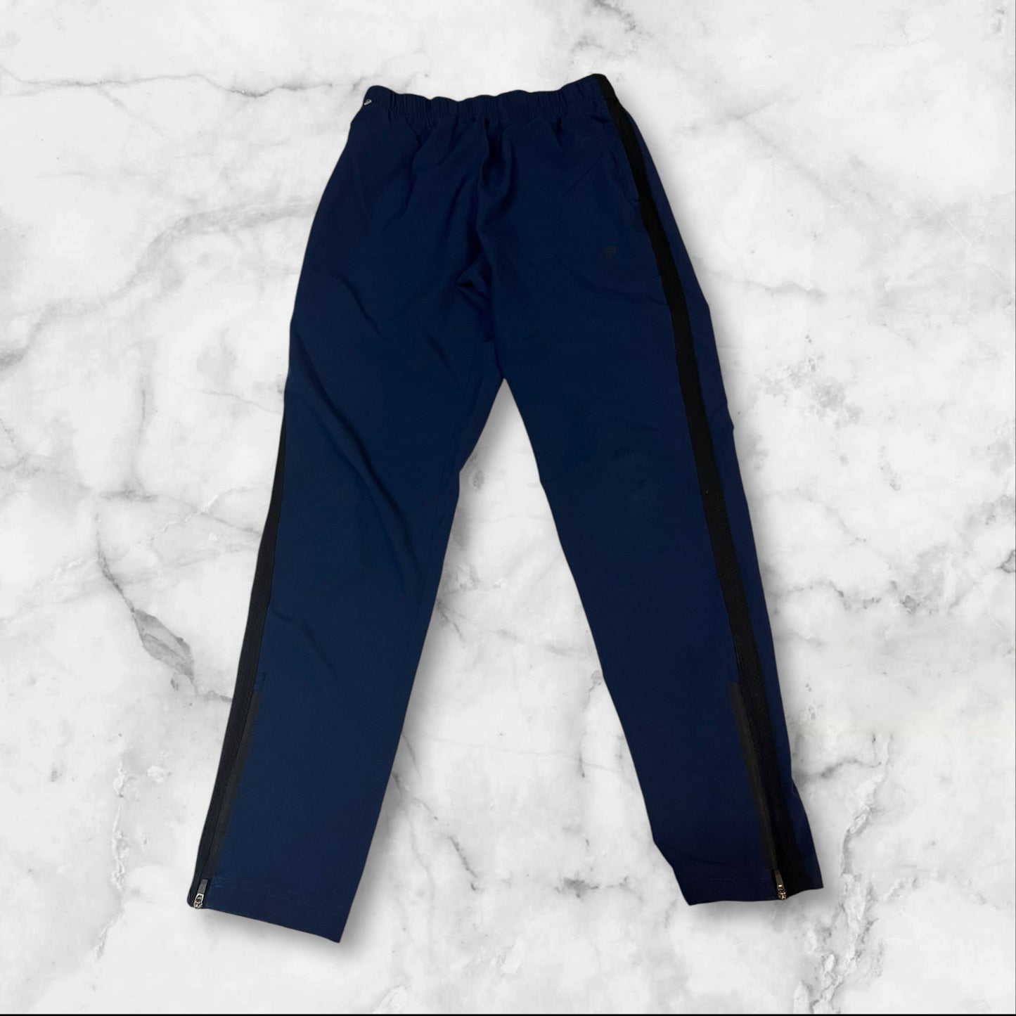 Entdecke unsere Vintage Track Pants von Nike und anderen Marken, erhältlich bei Valuxery.de - Dein Shop für trendige Vintage - Kleidung. Unsere Track Pants sind aus hochwertigen Materialien und