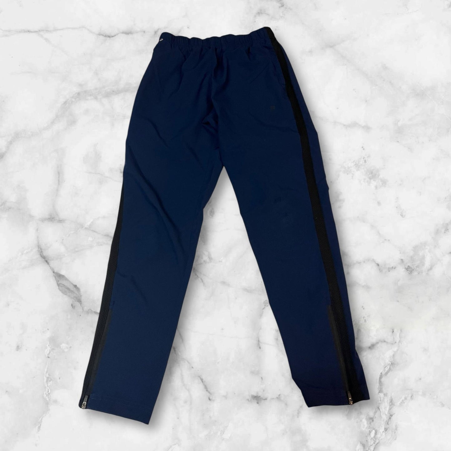 Entdecke unsere Vintage Track Pants von Nike und anderen Marken, erhältlich bei Valuxery.de - Dein Shop für trendige Vintage - Kleidung. Unsere Track Pants sind aus hochwertigen Materialien und