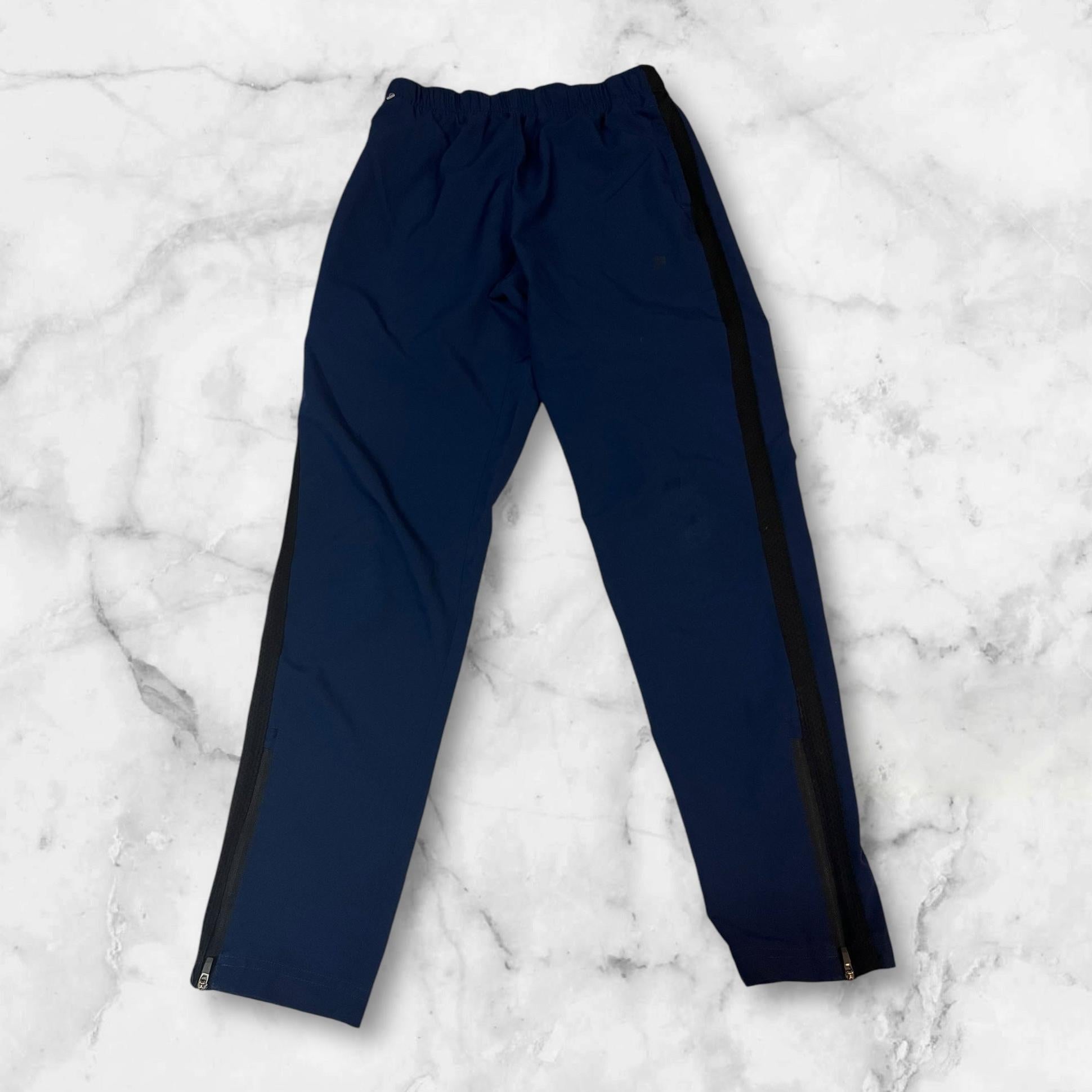 Entdecke unsere Vintage Track Pants von Nike und anderen Marken, erhältlich bei Valuxery.de - Dein Shop für trendige Vintage - Kleidung. Unsere Track Pants sind aus hochwertigen Materialien und