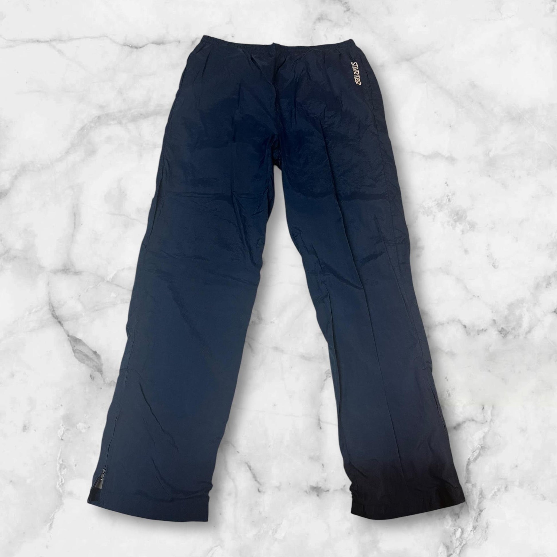 Entdecke unsere Vintage Track Pants von Nike und anderen Marken, erhältlich bei Valuxery.de - Dein Shop für trendige Vintage - Kleidung. Unsere Track Pants sind aus hochwertigen Materialien und