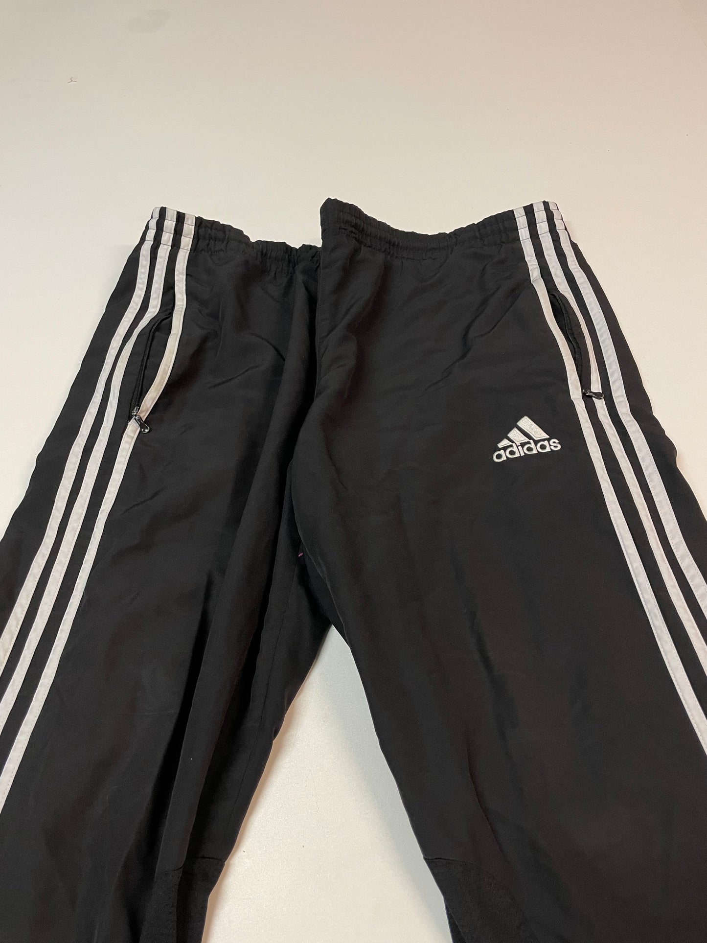 Entdecke unsere Vintage Track Pants von Nike und anderen Marken, erhältlich bei Valuxery.de - Dein Shop für trendige Vintage - Kleidung. Unsere Track Pants sind aus hochwertigen Materialien und