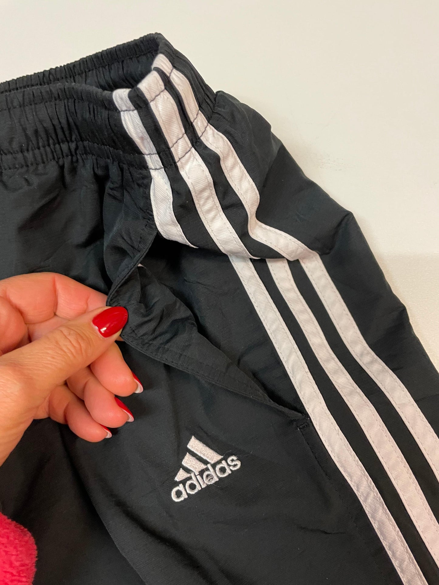 Entdecke unsere Vintage Track Pants von Nike und anderen Marken, erhältlich bei Valuxery.de - Dein Shop für trendige Vintage - Kleidung. Unsere Track Pants sind aus hochwertigen Materialien und