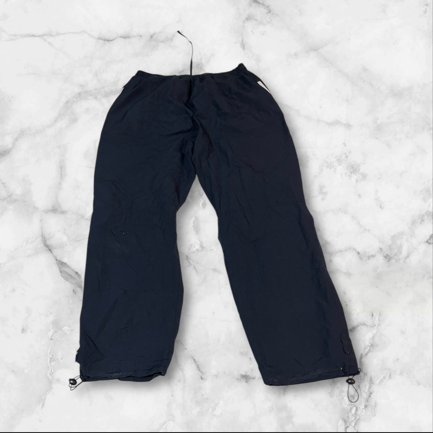Entdecke unsere Vintage Track Pants von Nike und anderen Marken, erhältlich bei Valuxery.de - Dein Shop für trendige Vintage - Kleidung. Unsere Track Pants sind aus hochwertigen Materialien und
