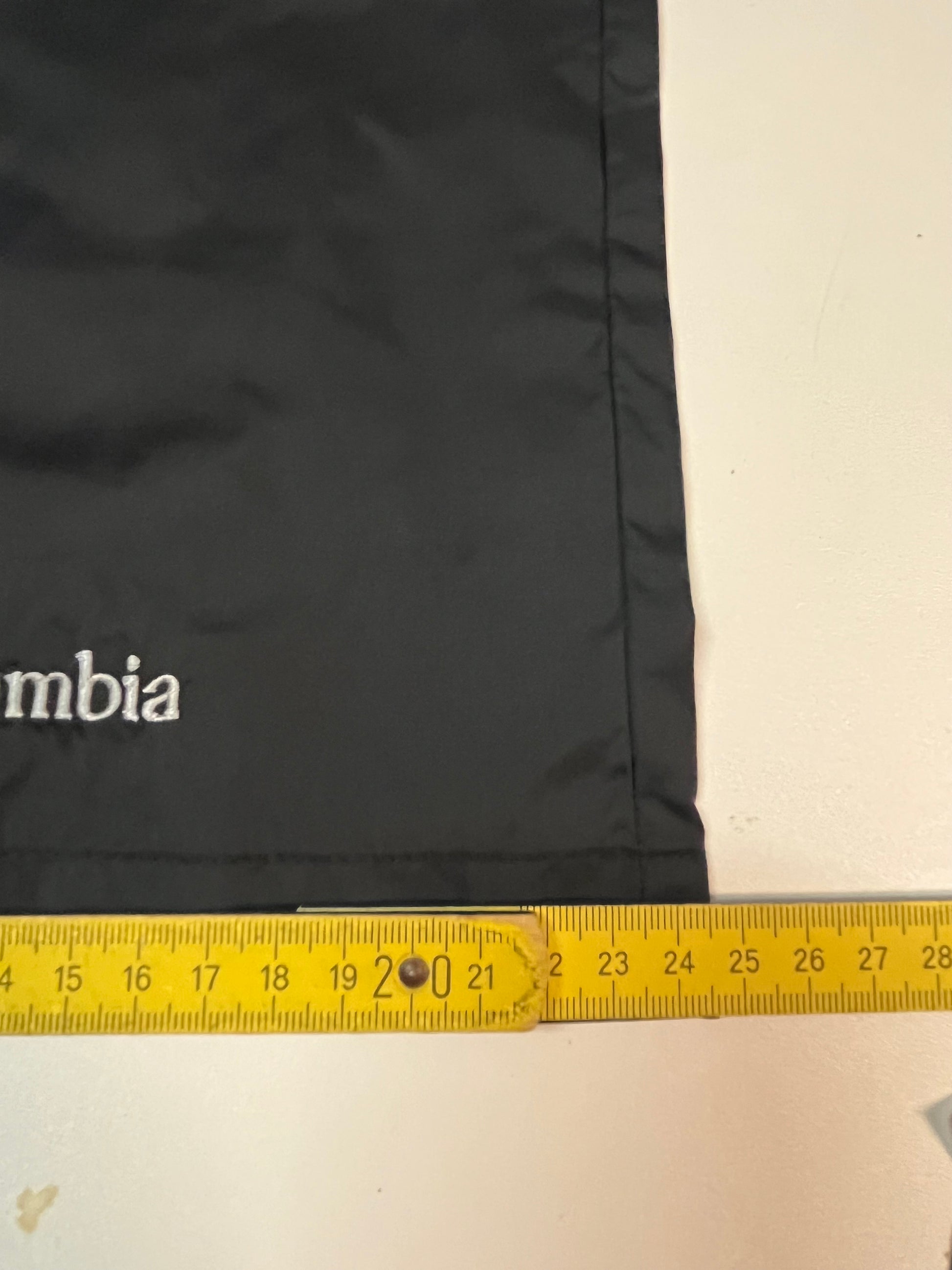 Entdecke unsere Vintage Track Pants von Nike und anderen Marken, erhältlich bei Valuxery.de - Dein Shop für trendige Vintage - Kleidung. Unsere Track Pants sind aus hochwertigen Materialien und