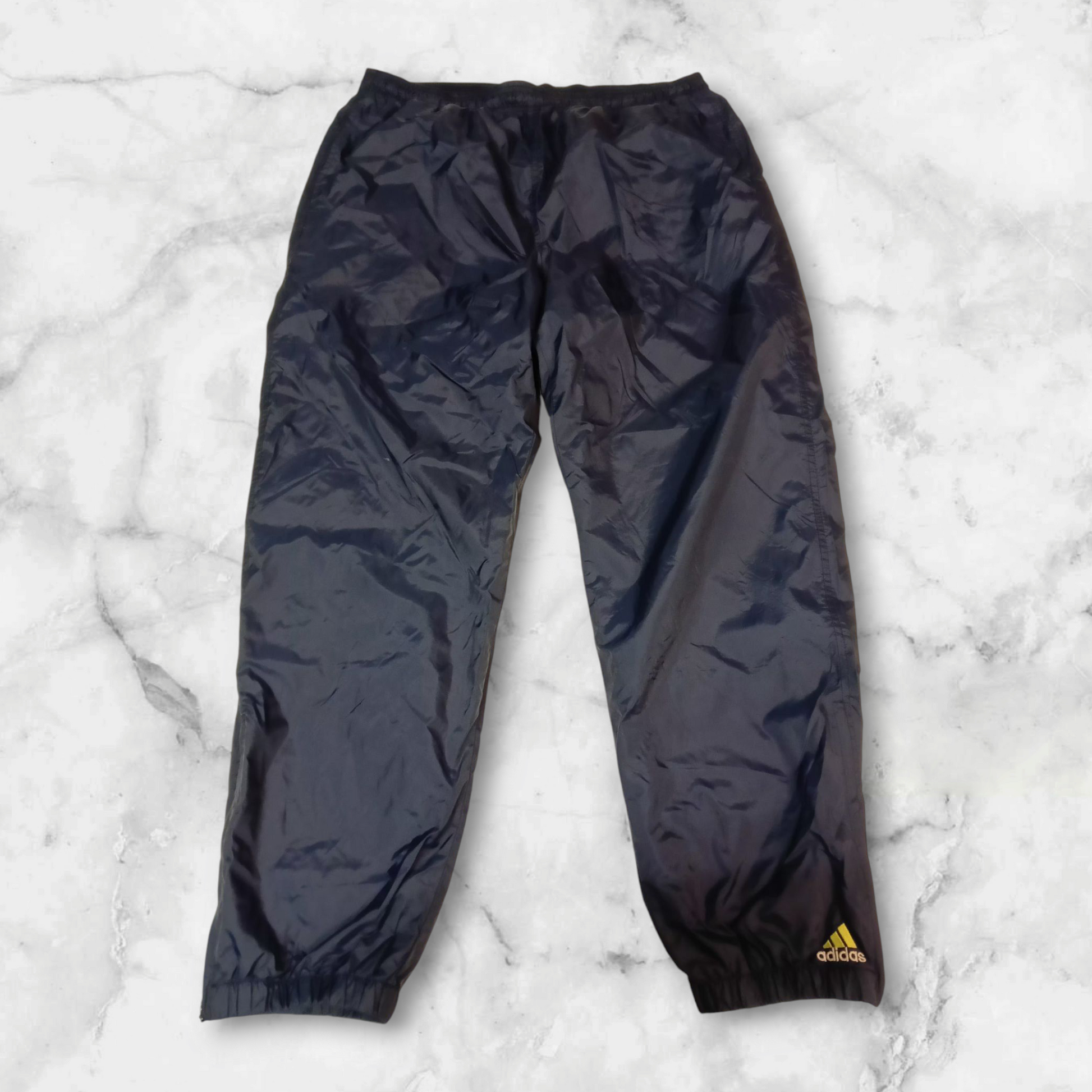 Entdecke unsere Vintage Track Pants von Nike und anderen Marken, erhältlich bei Valuxery.de - Dein Shop für trendige Vintage - Kleidung. Unsere Track Pants sind aus hochwertigen Materialien und