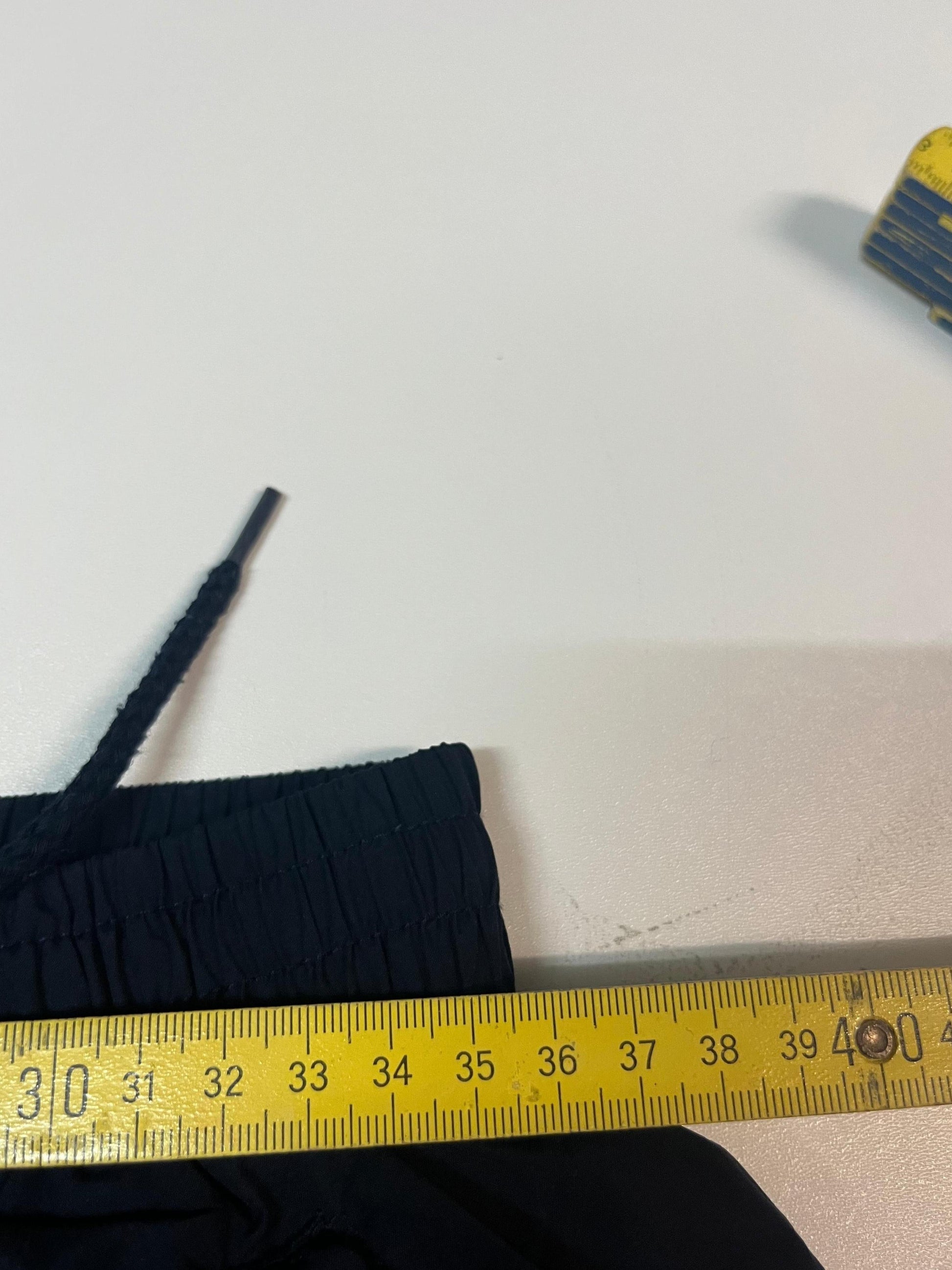 Entdecke unsere Vintage Track Pants von Nike und anderen Marken, erhältlich bei Valuxery.de - Dein Shop für trendige Vintage - Kleidung. Unsere Track Pants sind aus hochwertigen Materialien und