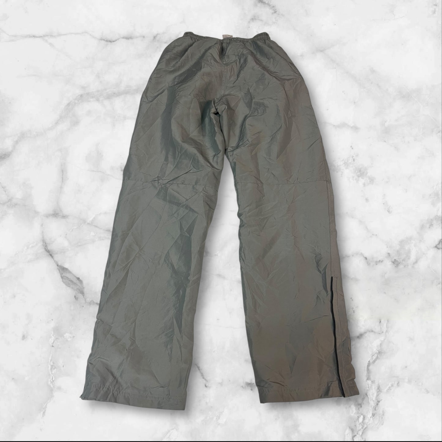 Entdecke unsere Vintage Track Pants von Nike und anderen Marken, erhältlich bei Valuxery.de - Dein Shop für trendige Vintage - Kleidung. Unsere Track Pants sind aus hochwertigen Materialien und