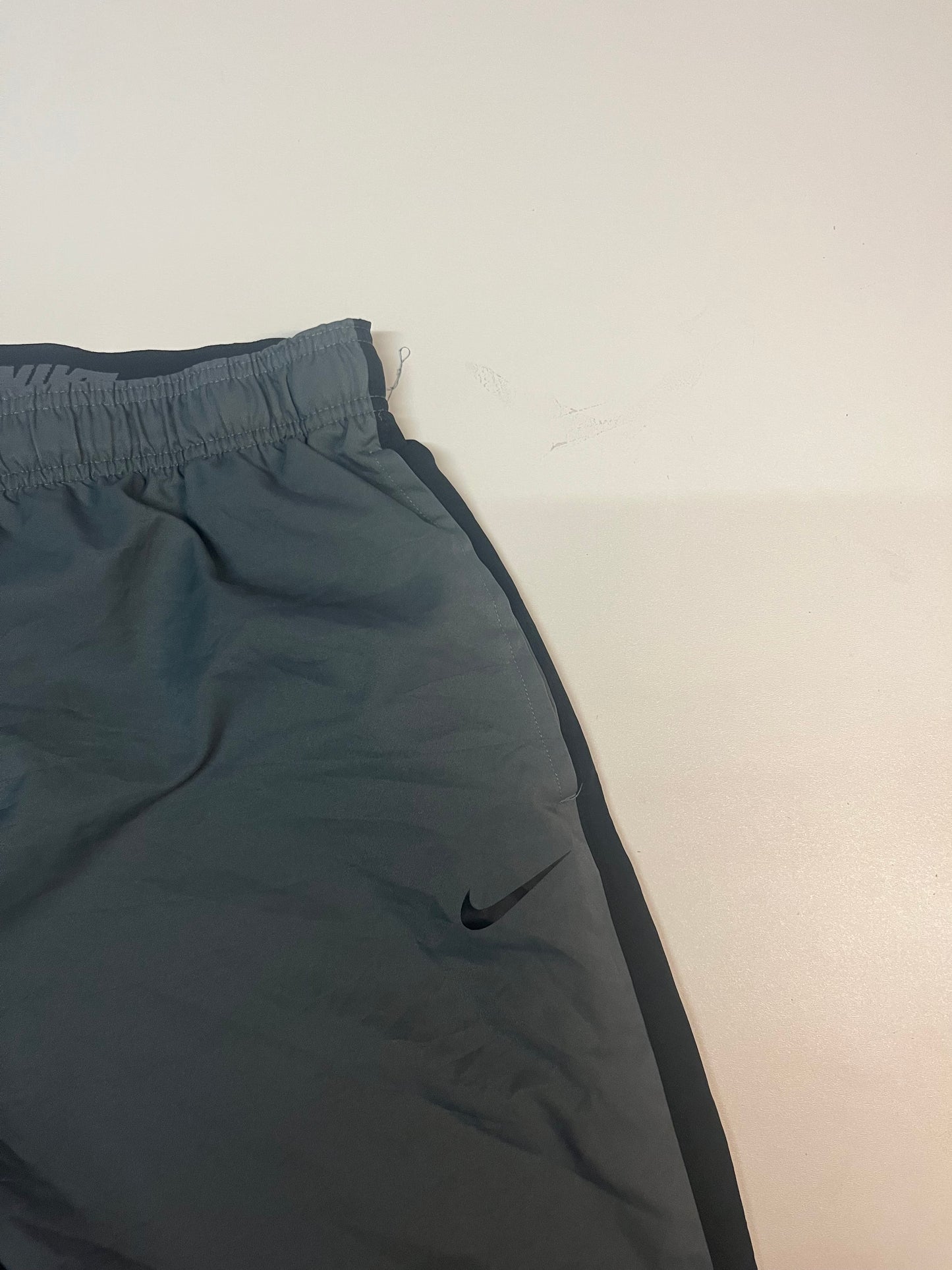 Entdecke unsere Vintage Track Pants von Nike und anderen Marken, erhältlich bei Valuxery.de - Dein Shop für trendige Vintage - Kleidung. Unsere Track Pants sind aus hochwertigen Materialien und