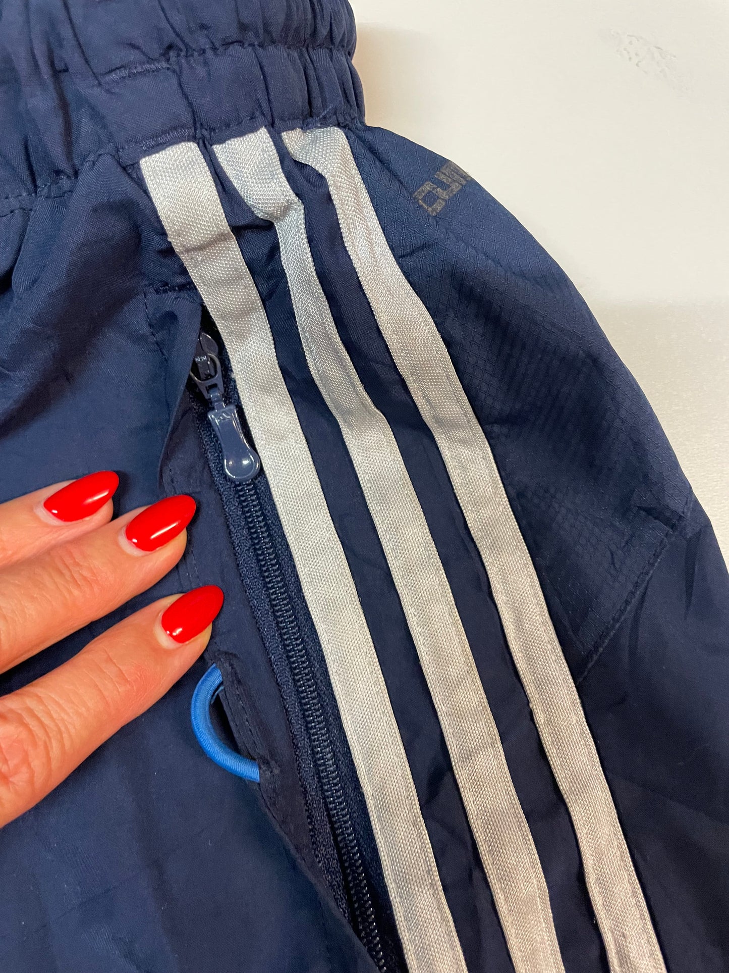 Entdecke unsere Vintage Track Pants von Nike und anderen Marken, erhältlich bei Valuxery.de - Dein Shop für trendige Vintage - Kleidung. Unsere Track Pants sind aus hochwertigen Materialien und