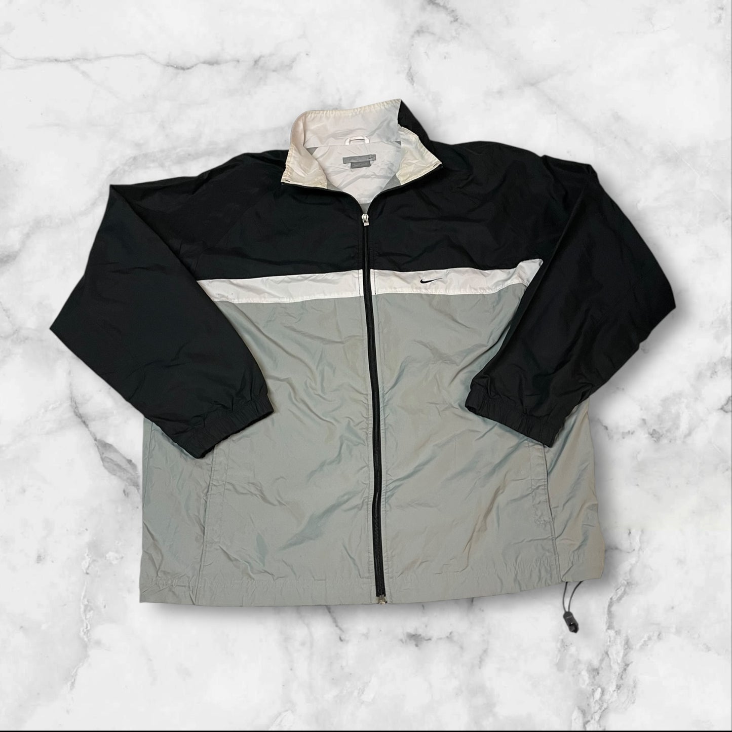 Entdecke unsere Vintage Track Pants von Nike und anderen Marken, erhältlich bei Valuxery.de - Dein Shop für trendige Vintage - Kleidung. Unsere Track Pants sind aus hochwertigen Materialien und