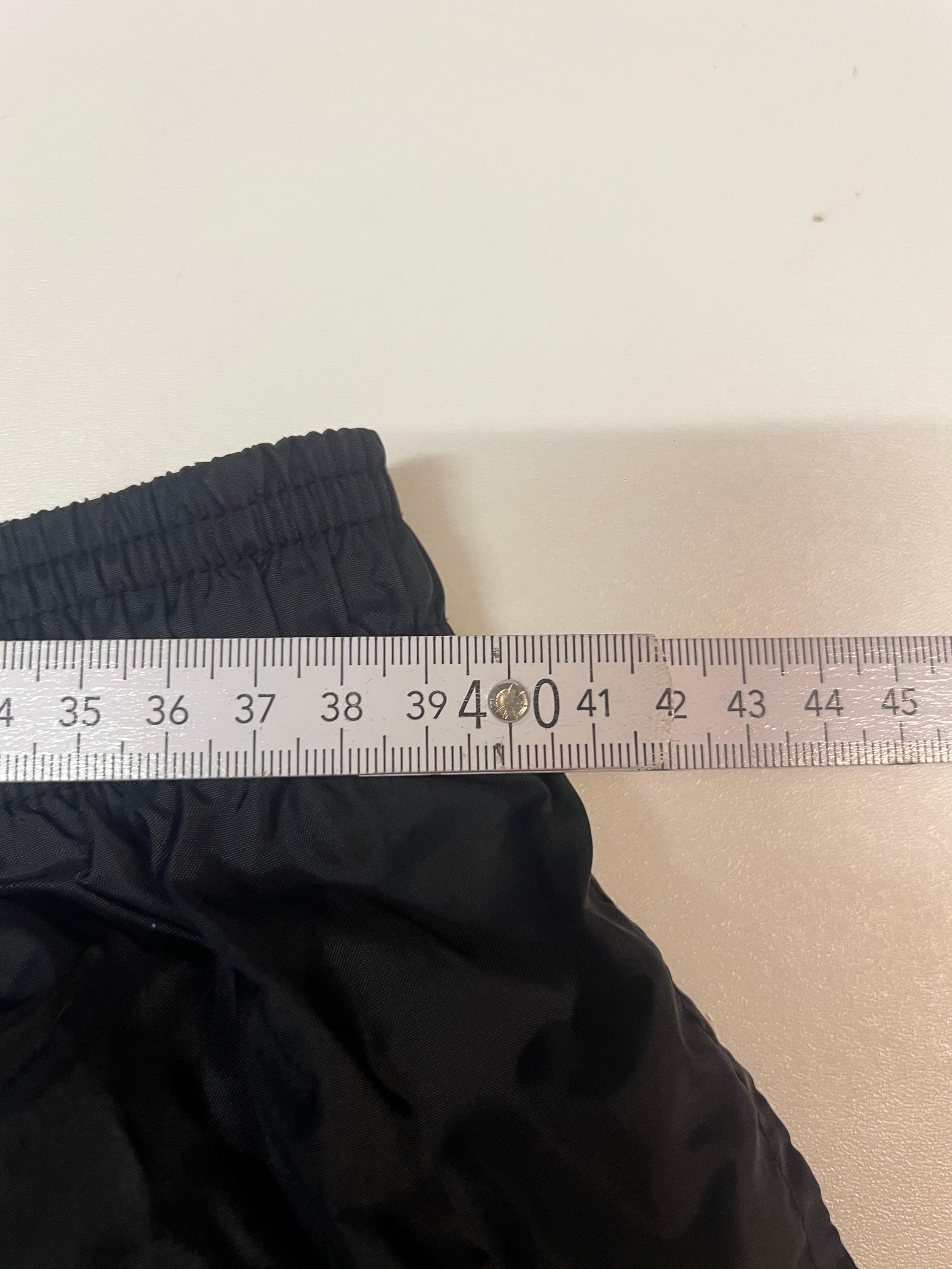 Entdecke unsere Vintage Track Pants von Nike und anderen Marken, erhältlich bei Valuxery.de - Dein Shop für trendige Vintage - Kleidung. Unsere Track Pants sind aus hochwertigen Materialien und