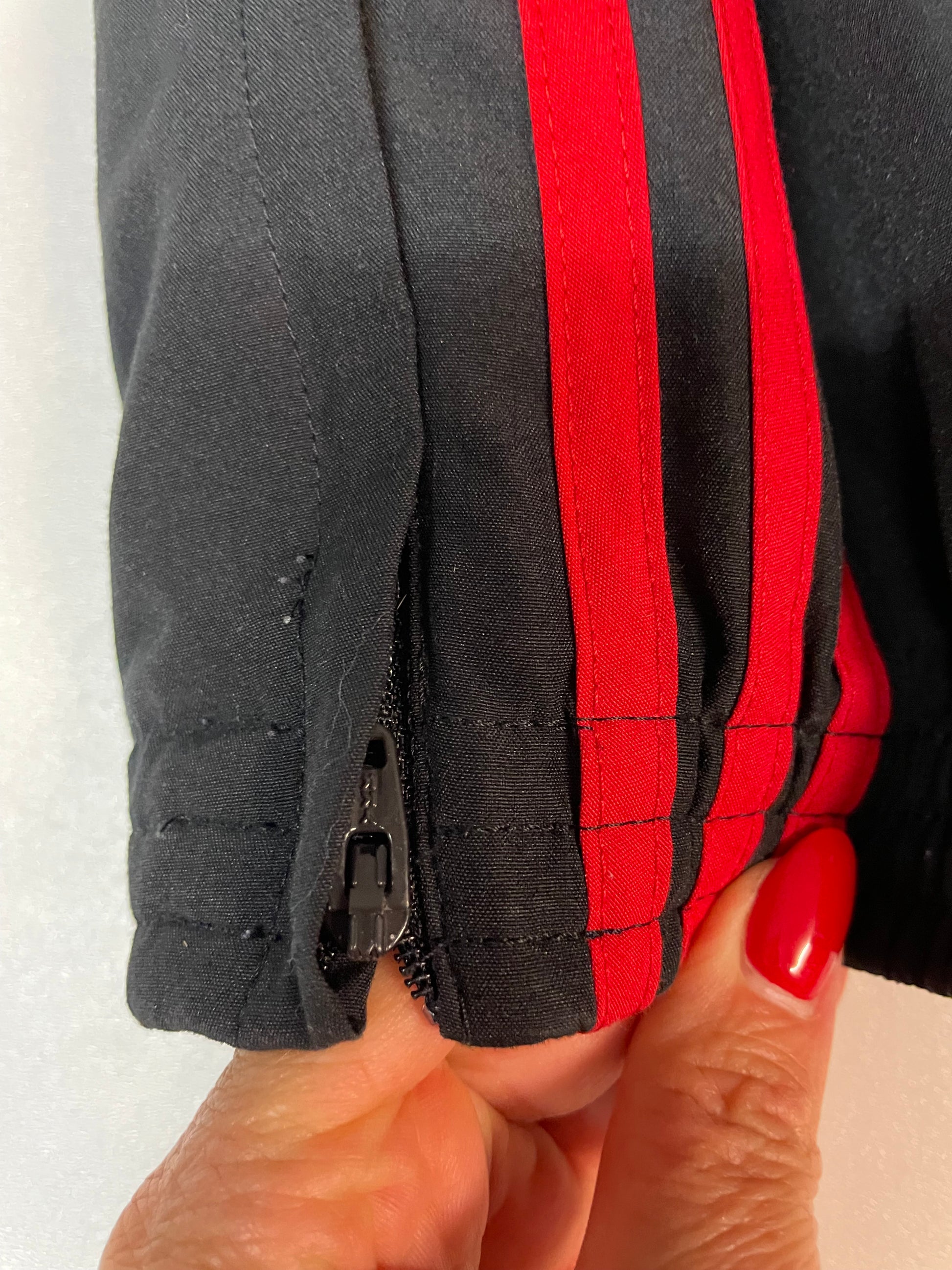 Entdecke unsere Vintage Track Pants von Nike und anderen Marken, erhältlich bei Valuxery.de - Dein Shop für trendige Vintage - Kleidung. Unsere Track Pants sind aus hochwertigen Materialien und