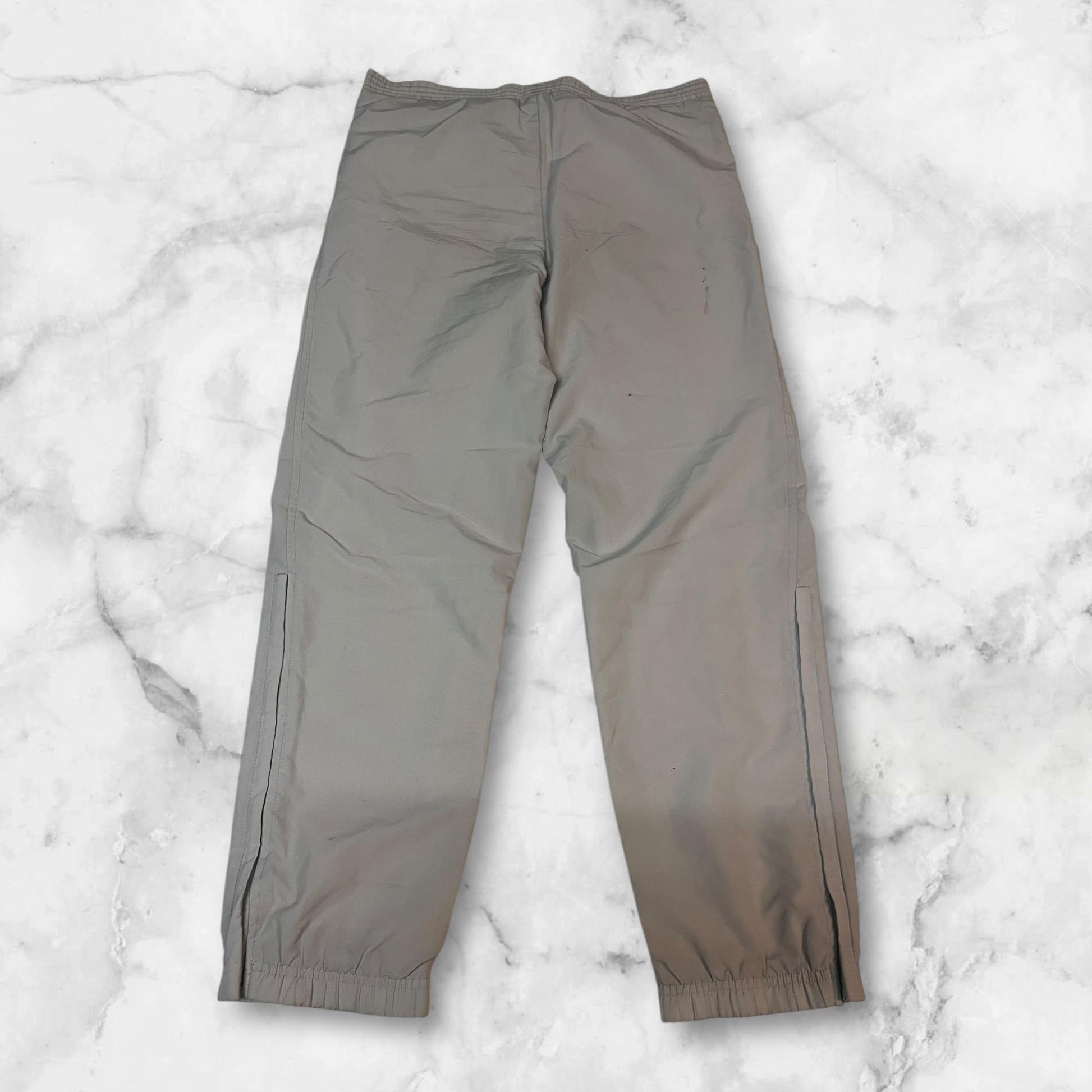 Entdecke unsere Vintage Track Pants von Nike und anderen Marken, erhältlich bei Valuxery.de - Dein Shop für trendige Vintage - Kleidung. Unsere Track Pants sind aus hochwertigen Materialien und