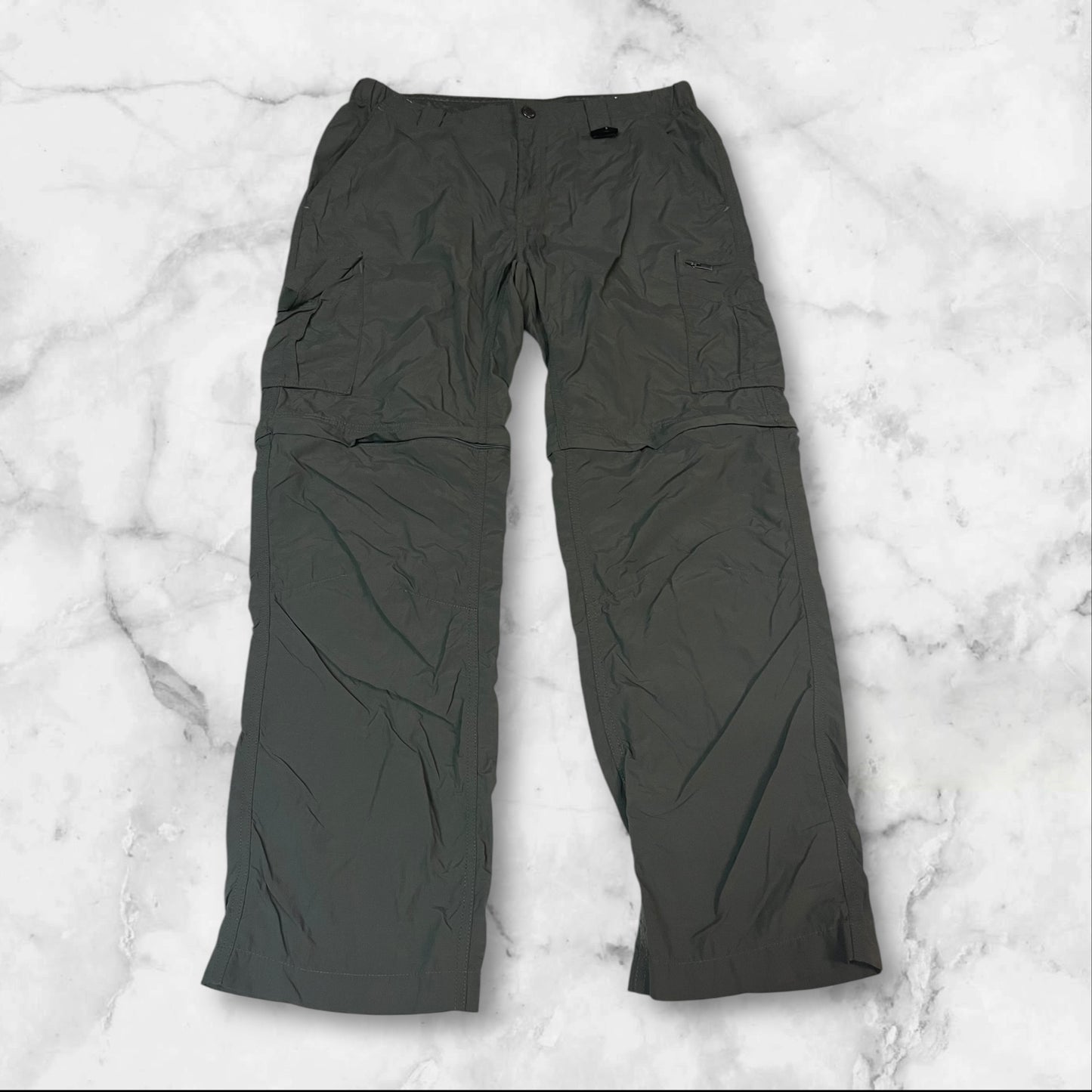 Entdecke unsere Vintage Track Pants von Nike und anderen Marken, erhältlich bei Valuxery.de - Dein Shop für trendige Vintage - Kleidung. Unsere Track Pants sind aus hochwertigen Materialien und