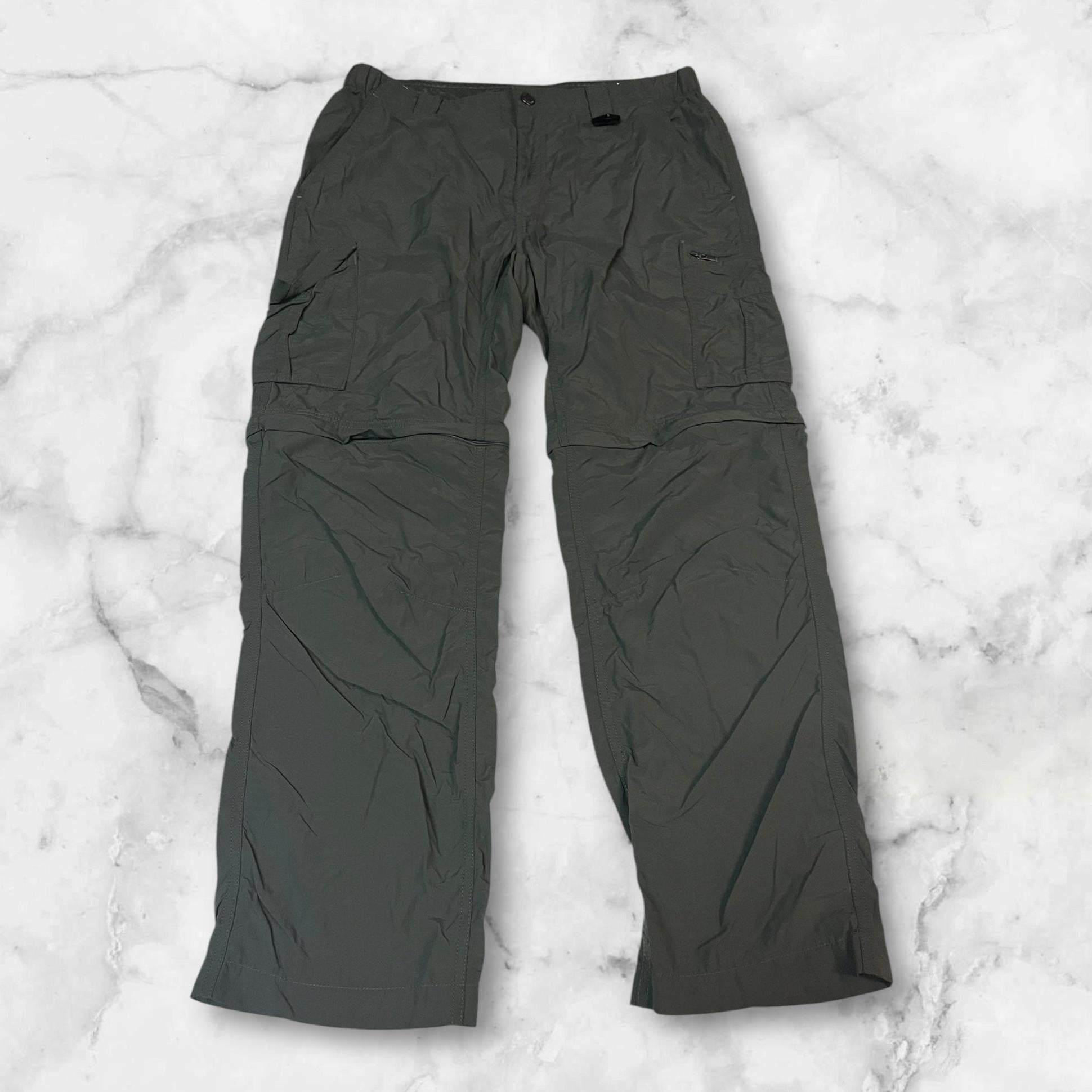 Entdecke unsere Vintage Track Pants von Nike und anderen Marken, erhältlich bei Valuxery.de - Dein Shop für trendige Vintage - Kleidung. Unsere Track Pants sind aus hochwertigen Materialien und