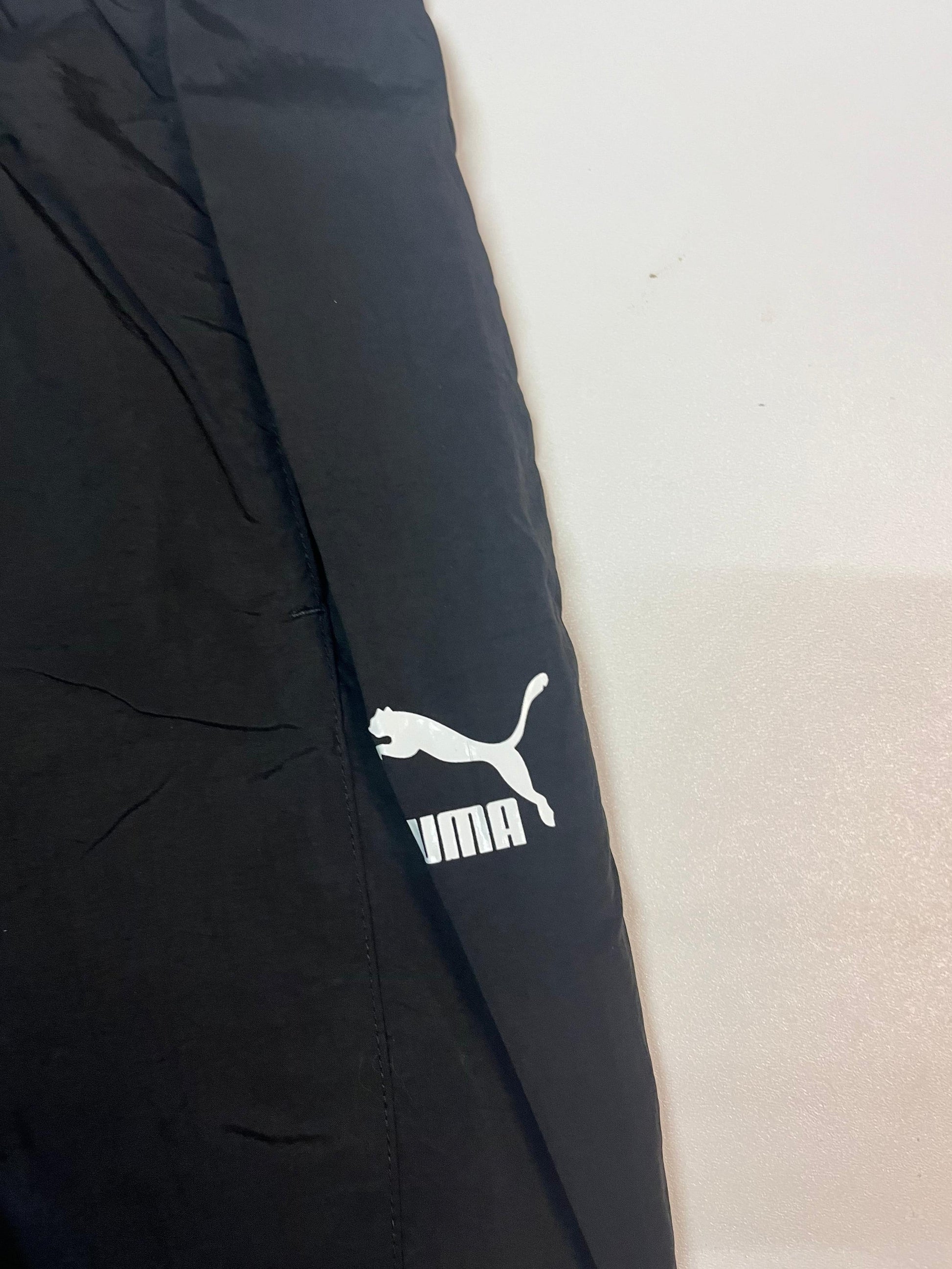 Entdecke unsere Vintage Track Pants von Nike und anderen Marken, erhältlich bei Valuxery.de - Dein Shop für trendige Vintage - Kleidung. Unsere Track Pants sind aus hochwertigen Materialien und