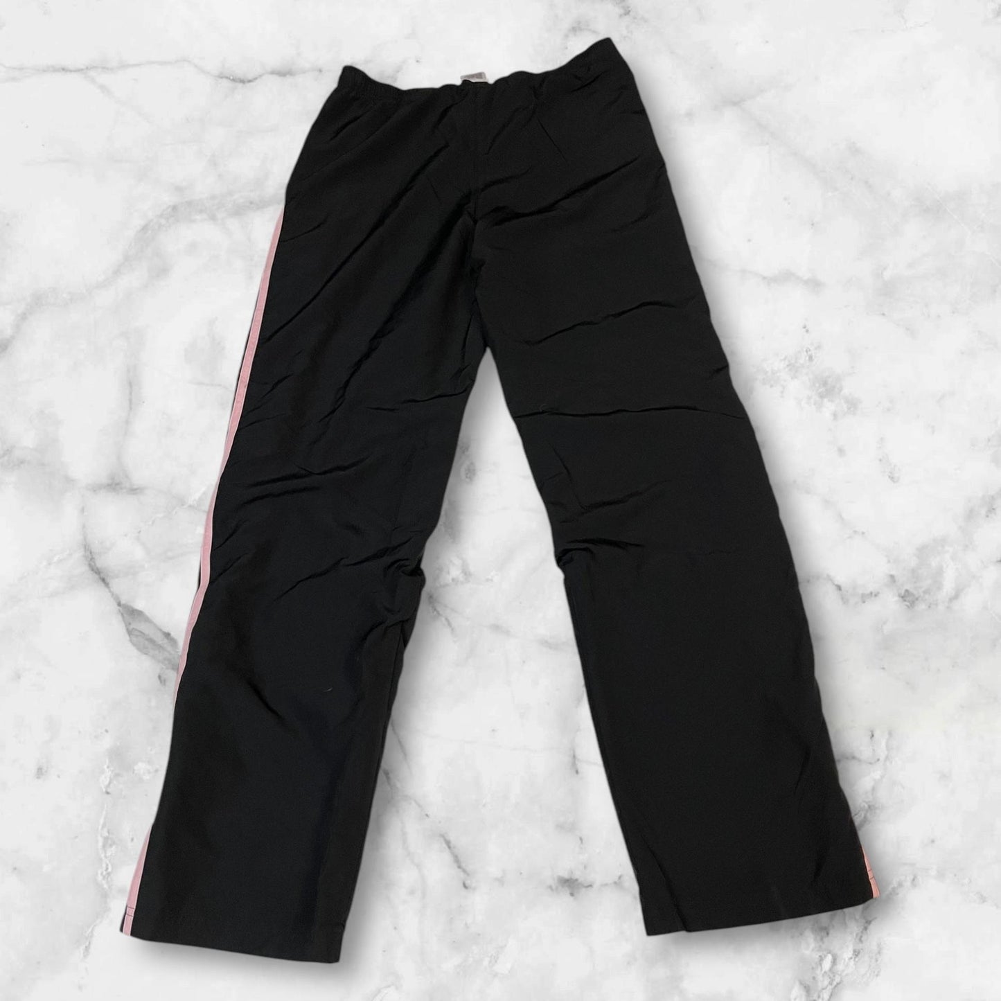 Entdecke unsere Vintage Track Pants von Nike und anderen Marken, erhältlich bei Valuxery.de - Dein Shop für trendige Vintage - Kleidung. Unsere Track Pants sind aus hochwertigen Materialien und