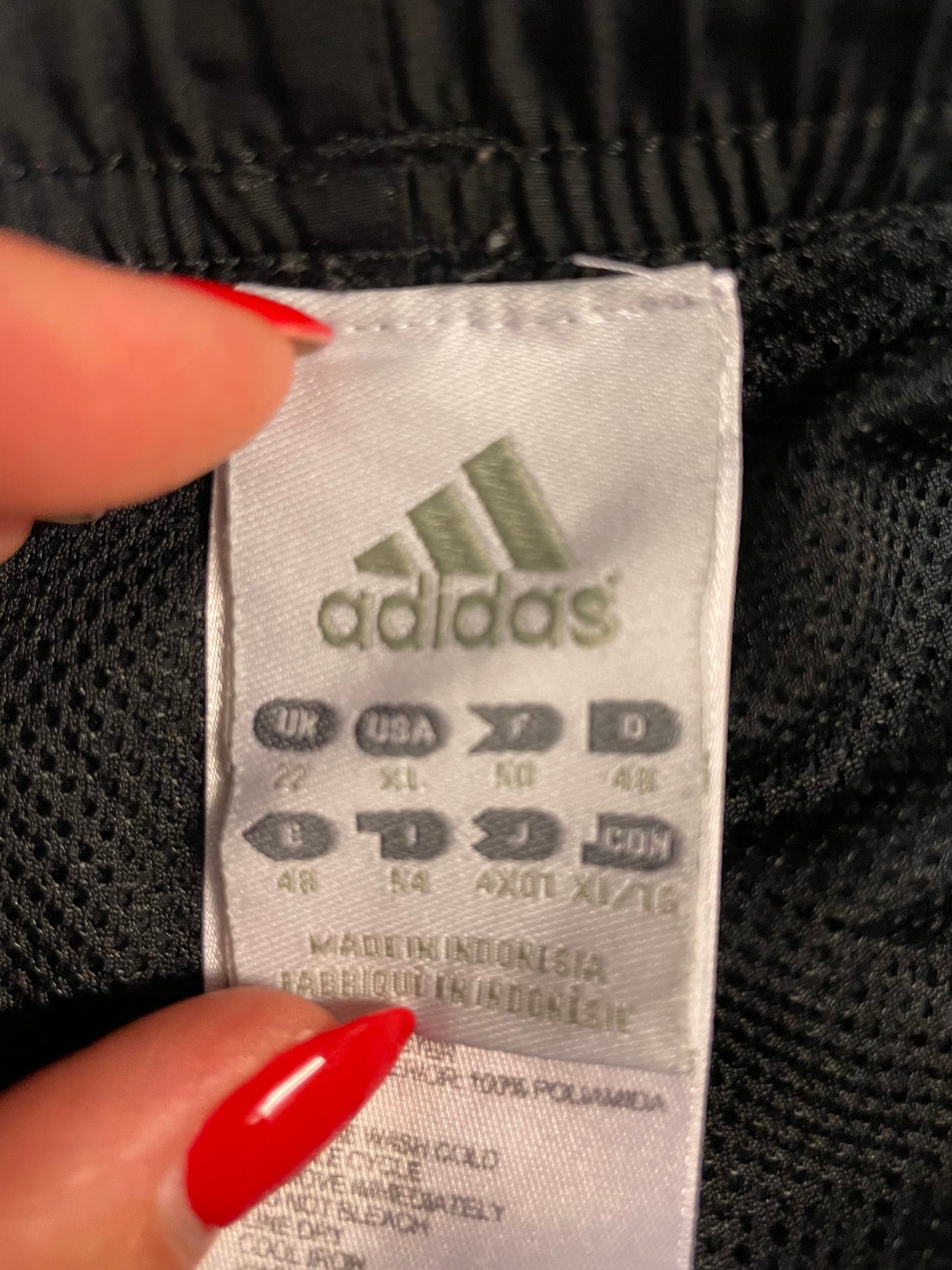 Entdecke unsere Vintage Track Pants von Nike und anderen Marken, erhältlich bei Valuxery.de - Dein Shop für trendige Vintage - Kleidung. Unsere Track Pants sind aus hochwertigen Materialien und