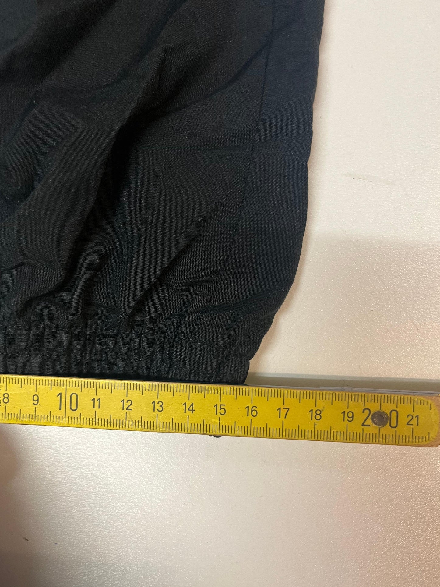 Entdecke unsere Vintage Track Pants von Nike und anderen Marken, erhältlich bei Valuxery.de - Dein Shop für trendige Vintage - Kleidung. Unsere Track Pants sind aus hochwertigen Materialien und