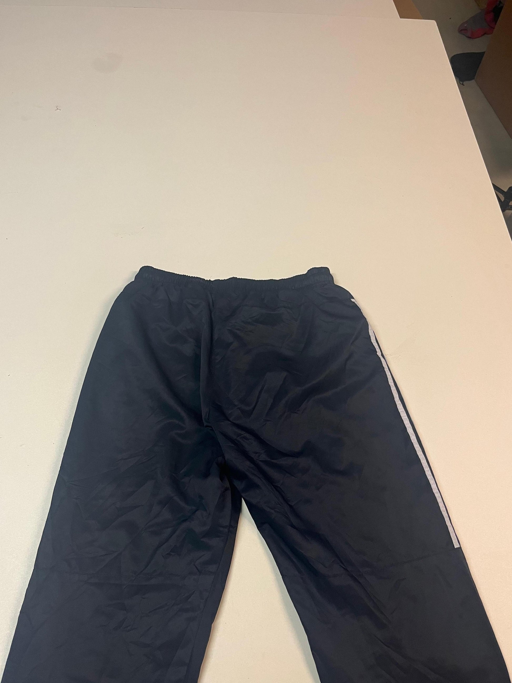 Entdecke unsere Vintage Track Pants von Nike und anderen Marken, erhältlich bei Valuxery.de - Dein Shop für trendige Vintage - Kleidung. Unsere Track Pants sind aus hochwertigen Materialien und